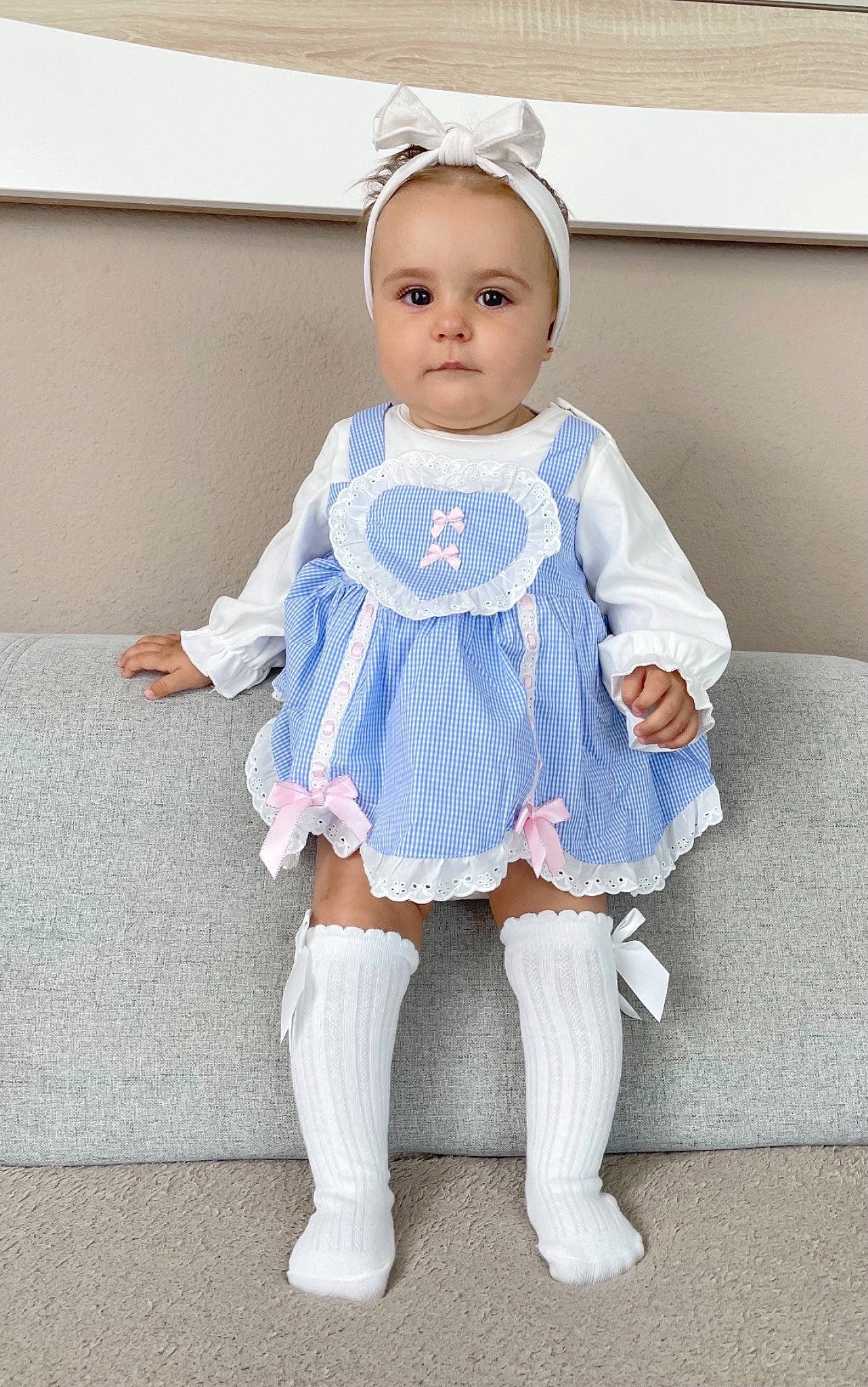 Lou participe au concours pour gagner de l'argent avec cette photo : arm, baby, baby_toddler_clothing, doll, dress, embellishment, eye, eyelash, fashion_design, headgear, iris, jewellery, neck, pattern, person, sleeve, sock, textile, toddler, toy