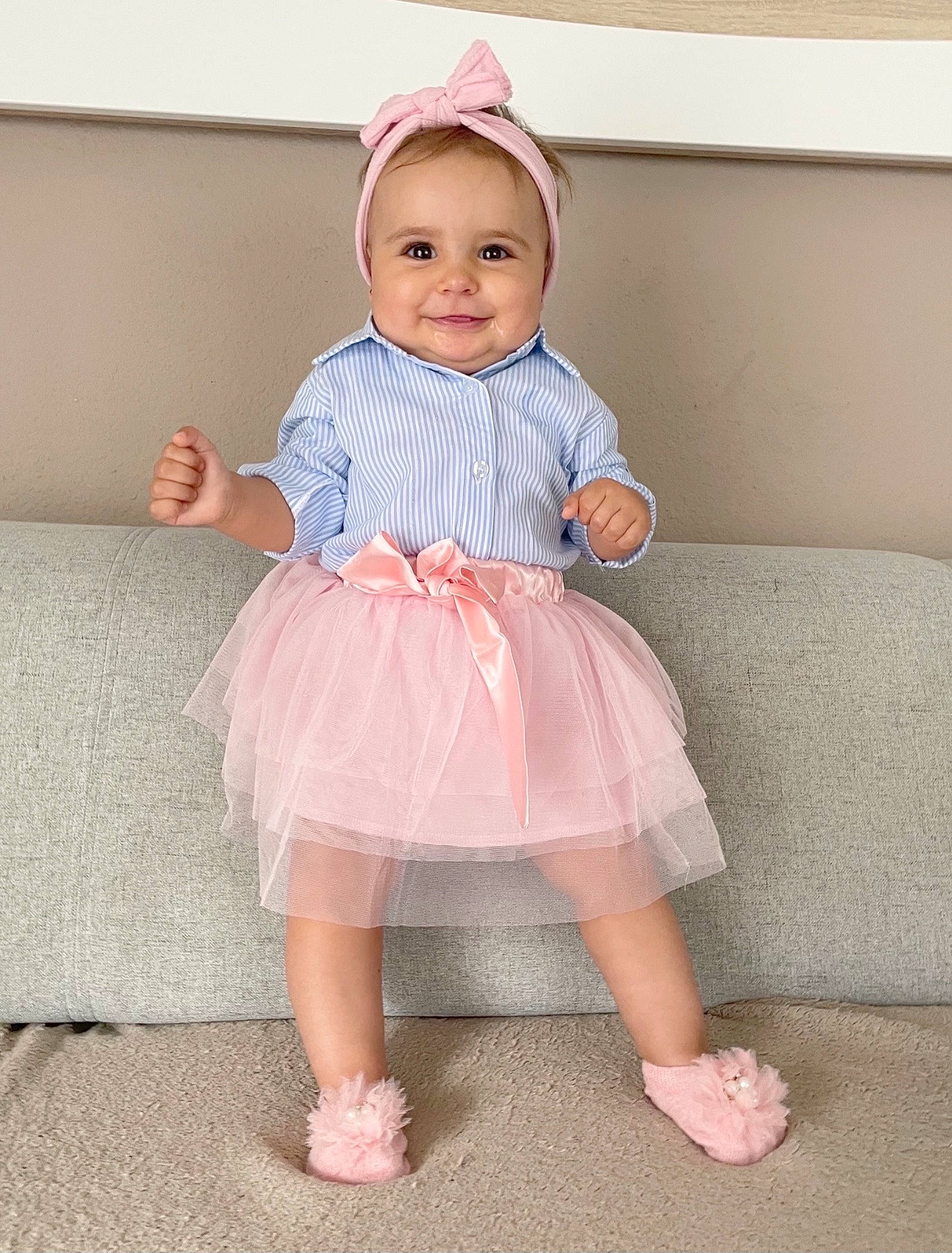 Lou a rejoint le concours — aidez-le/la à gagner de superbes lots ! baby, baby_toddler_clothing, barefoot, clothing, day_dress, dress, face, foot, happy, headgear, human_leg, joy, knee, magenta, one_piece_garment, pattern, person, pink, sleeve, smile