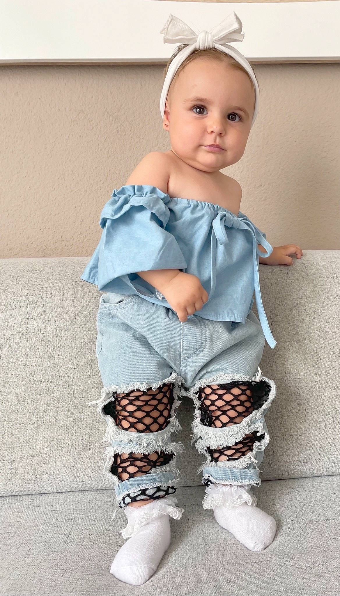Lou participe au concours pour gagner de l'argent avec cette photo : arm, baby_toddler_clothing, denim, fashion_design, hairstyle, headgear, human_body, joint, knee, neck, outerwear, person, shoulder, sleeve, street_fashion, t_shirt, textile, thigh, trunk, waist
