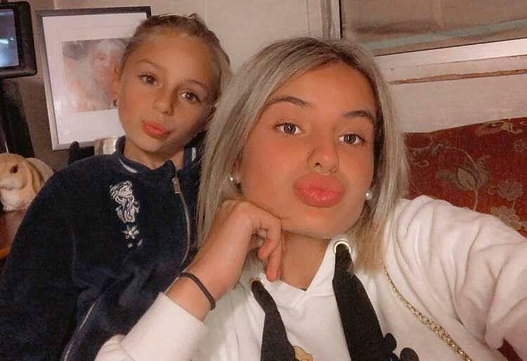 Lea participe au concours pour gagner de l'argent avec cette photo : arm, blond, chair, cheek, event, eyebrow, eyelash, finger, fun, gesture, hair, happy, lip, long_hair, mouth, nose, person, shirt, television, thumb