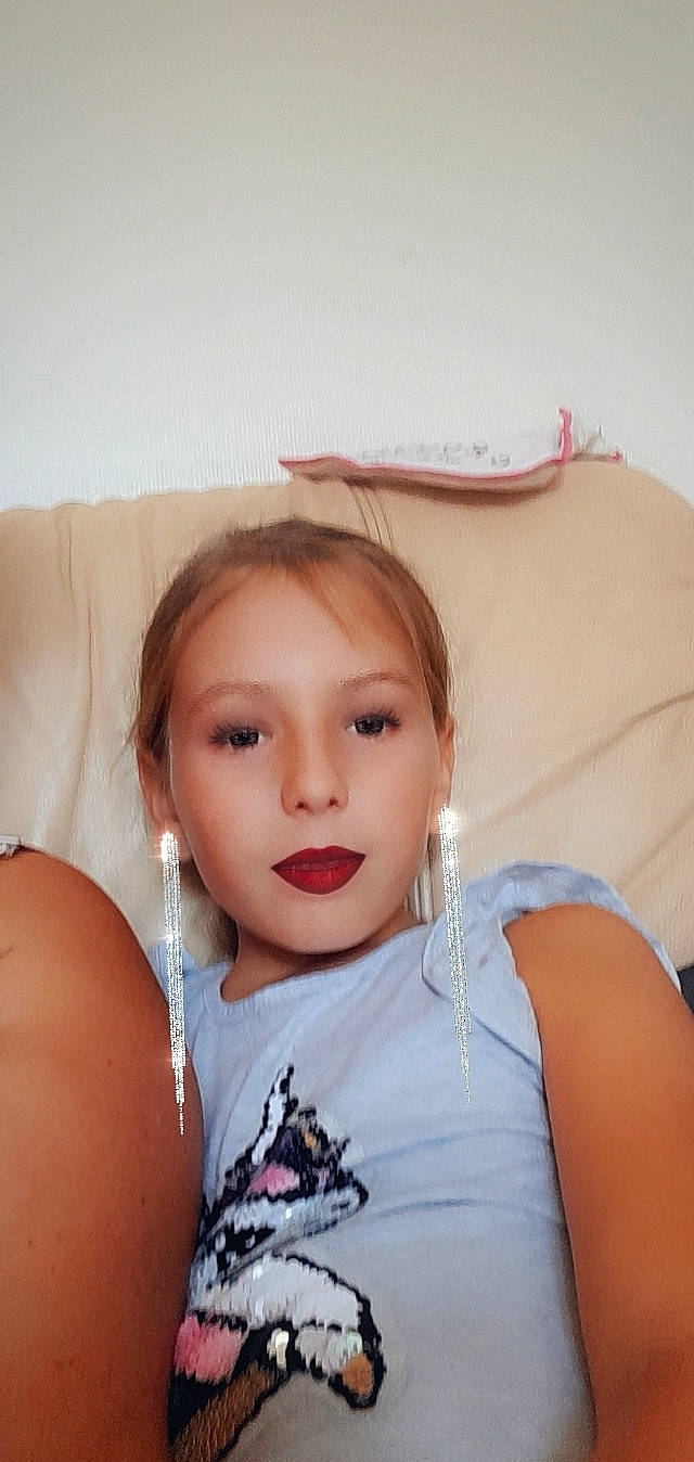 Oceane a rejoint le concours — aidez-le/la à gagner de superbes lots ! black_hair, chest, comfort, couch, ear, elbow, eyelash, flash_photography, happy, human_leg, iris, jaw, jewellery, joint, lip, long_hair, mouth, neck, person, skin