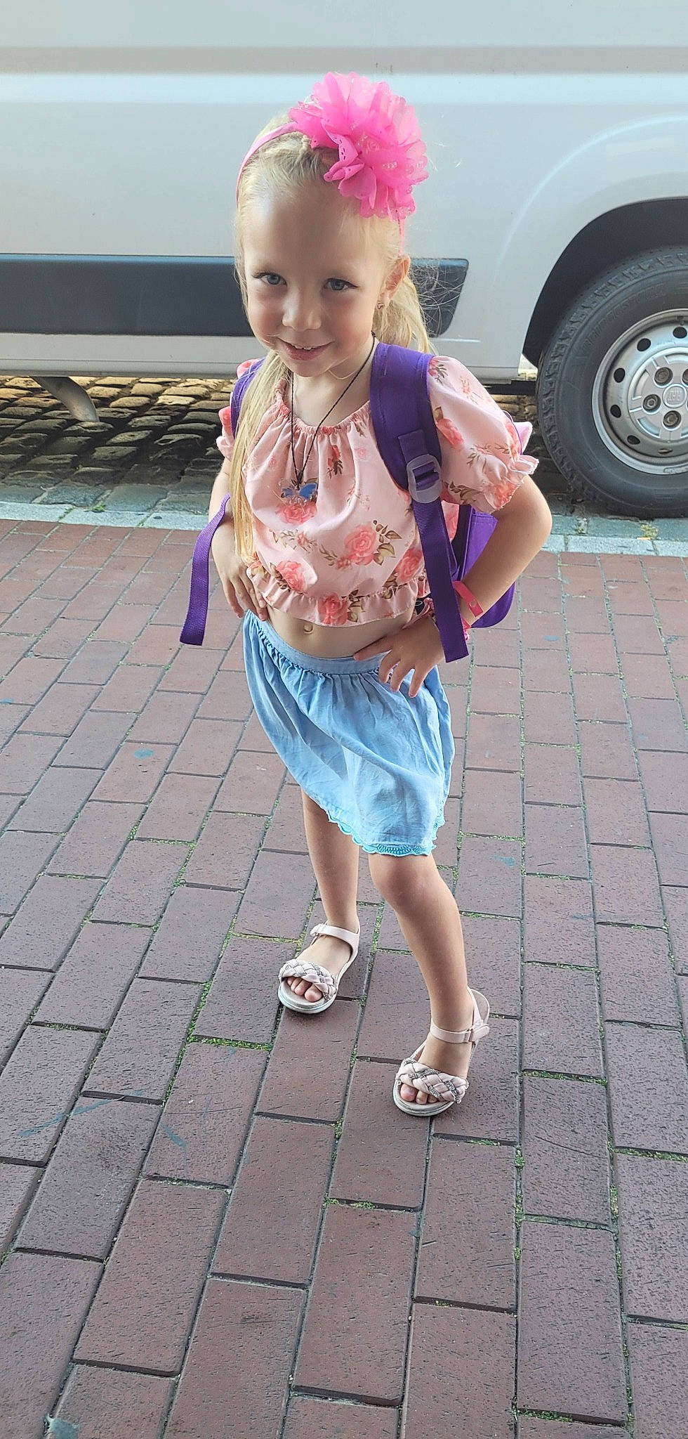 Ilyana a rejoint le concours — aidez-le/la à gagner de superbes lots ! car, child, electric_blue, footwear, happy, human_leg, joy, leisure, magenta, person, photograph, pink, road, road_surface, shoe, smile, snapshot, tire, toddler, waist