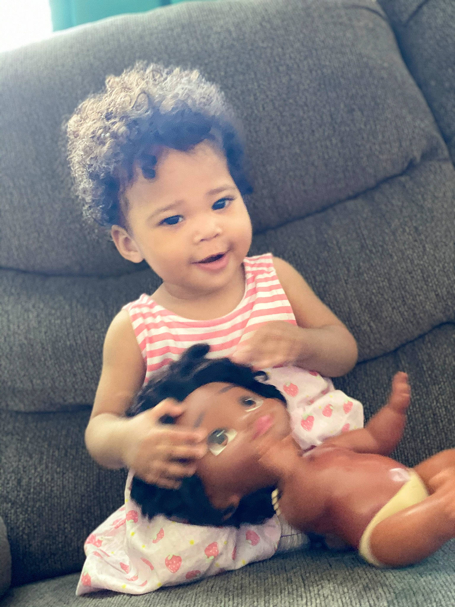 Milan is registered to the contest to win money with this photo: arm, baby, cheek, child, leg, person, sitting, skin, smile, toddler