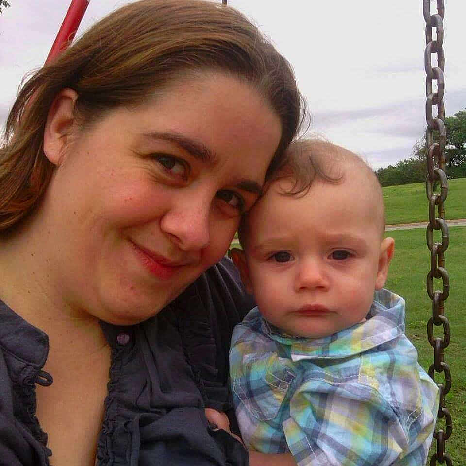 Makhi is registered to the contest to win money with this photo: