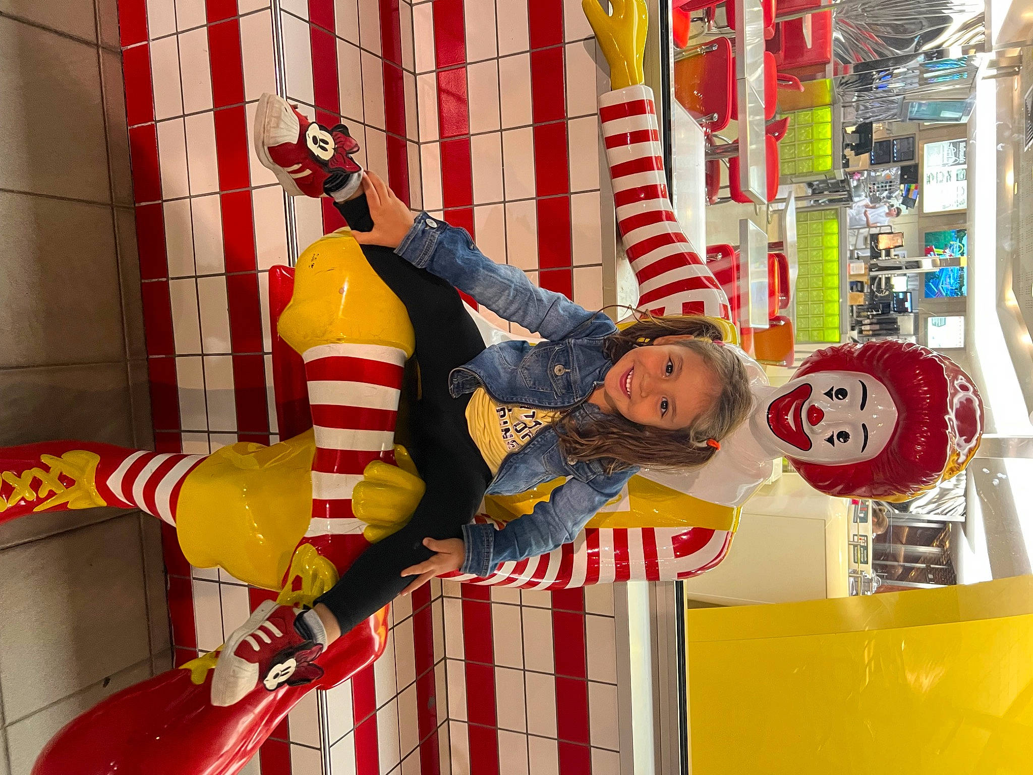 Melany participe au concours pour gagner de l'argent avec cette photo : amusement_ride, carmine, city, event, fictional_character, fun, human_leg, joy, leisure, pattern, person, playground, public_space, recreation, red, smile, thigh, toddler, travel, yellow