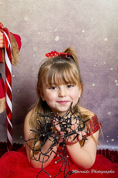 Lauriane a rejoint le concours — aidez-le/la à gagner de superbes lots ! bangs, blond, child_model, christmas, christmas_decoration, christmas_stocking, costume_accessory, day_dress, embellishment, fashion_accessory, flag, hair_accessory, hairstyle, headband, joy, person, polkagris, ribbon