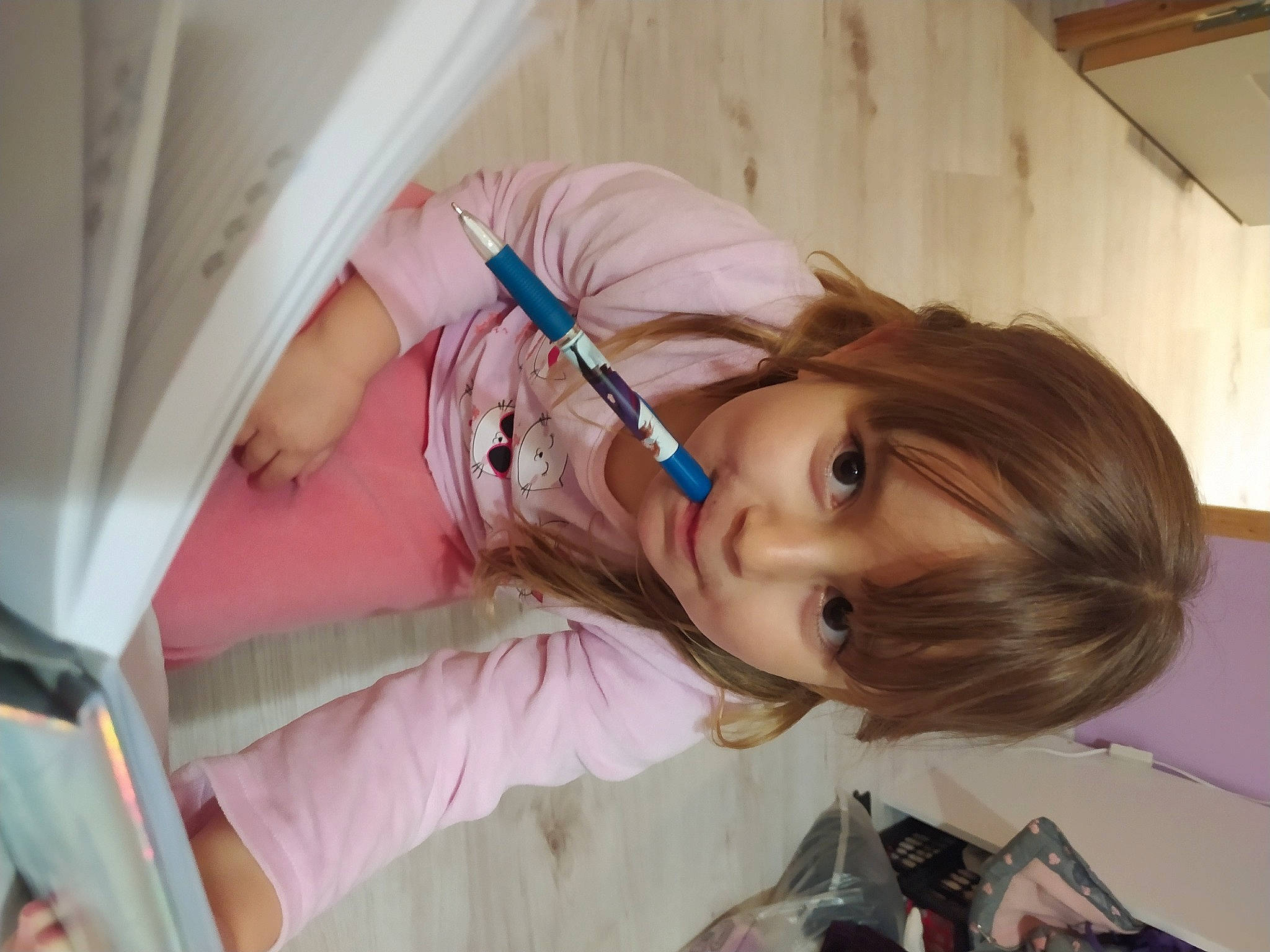 Lauriane a rejoint le concours — aidez-le/la à gagner de superbes lots ! baby_toddler_clothing, blond, child, cool, curious, eyelash, feathered_hair, hime_cut, person, pink, throat, toddler