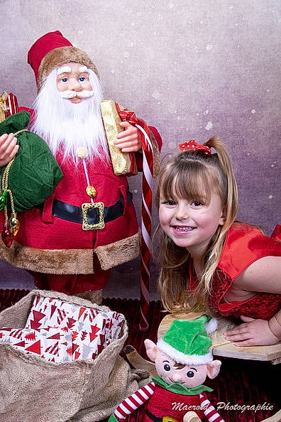 Lauriane a rejoint le concours — aidez-le/la à gagner de superbes lots ! beard, christmas, christmas_decoration, christmas_eve, costume, costume_accessory, costume_hat, facial_hair, fictional_character, figurine, holiday, joy, moustache, person, plush, santa_claus, toy, tradition, wig