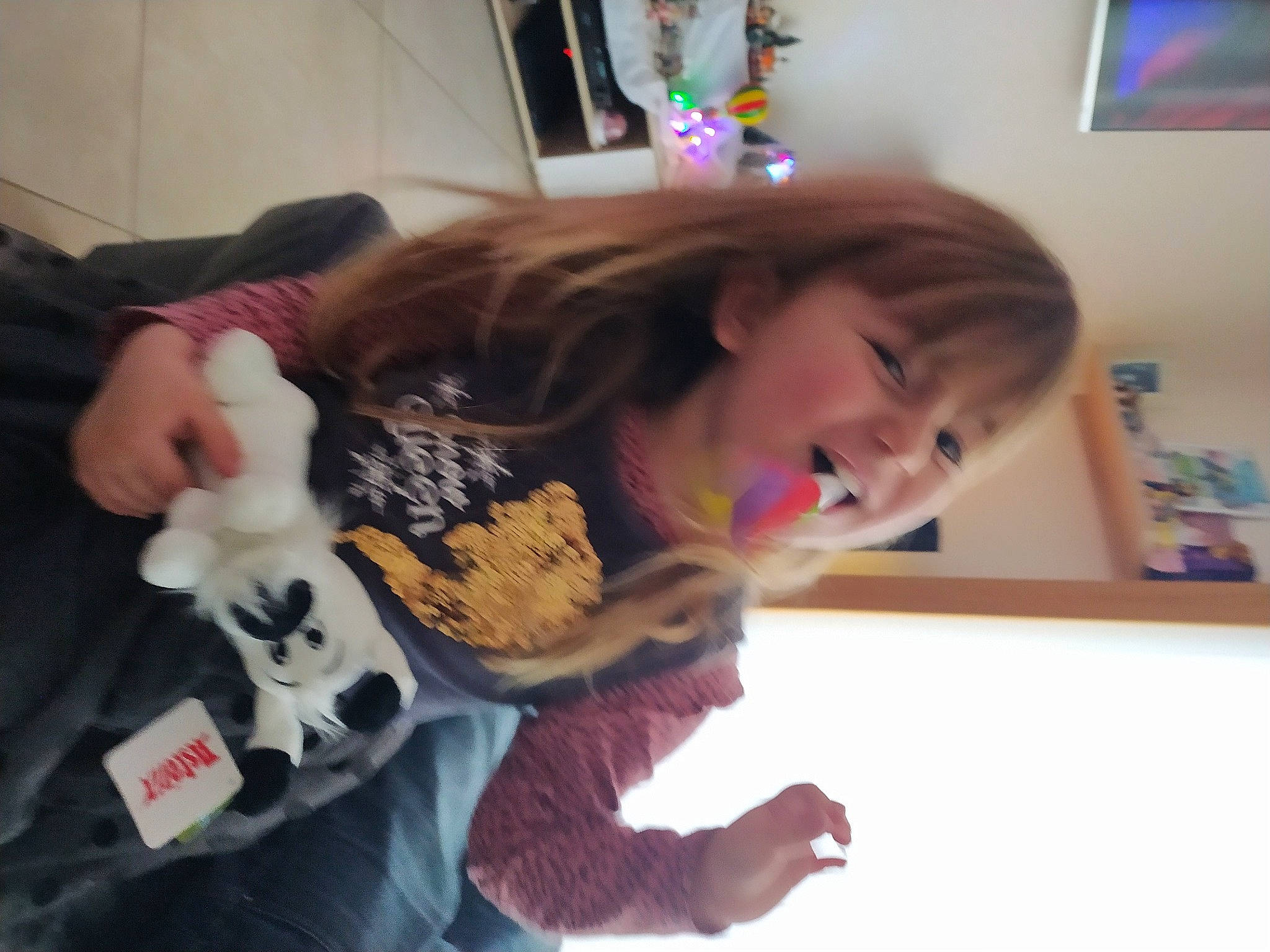 Lauriane a rejoint le concours — aidez-le/la à gagner de superbes lots ! eyelash, finger, fur, glove, human, nail, person, picture_frame, plush, shelf, sweater