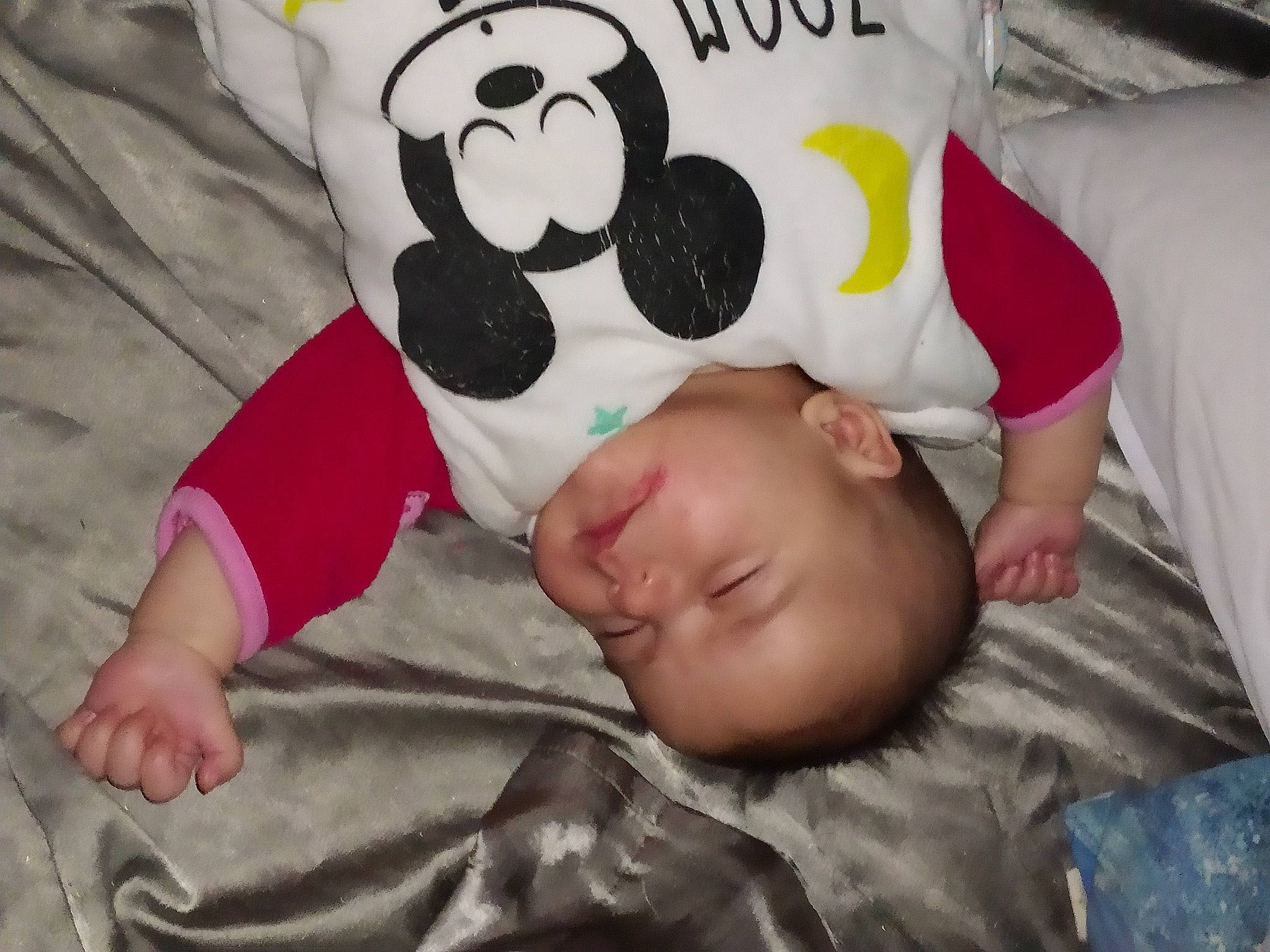 Maëlyne participe au concours pour gagner de l'argent avec cette photo : baby, baby_products, baby_toddler_clothing, bedtime, comfort, foot, linens, nap, person, plush, sleep, stuffed_toy, textile, toy