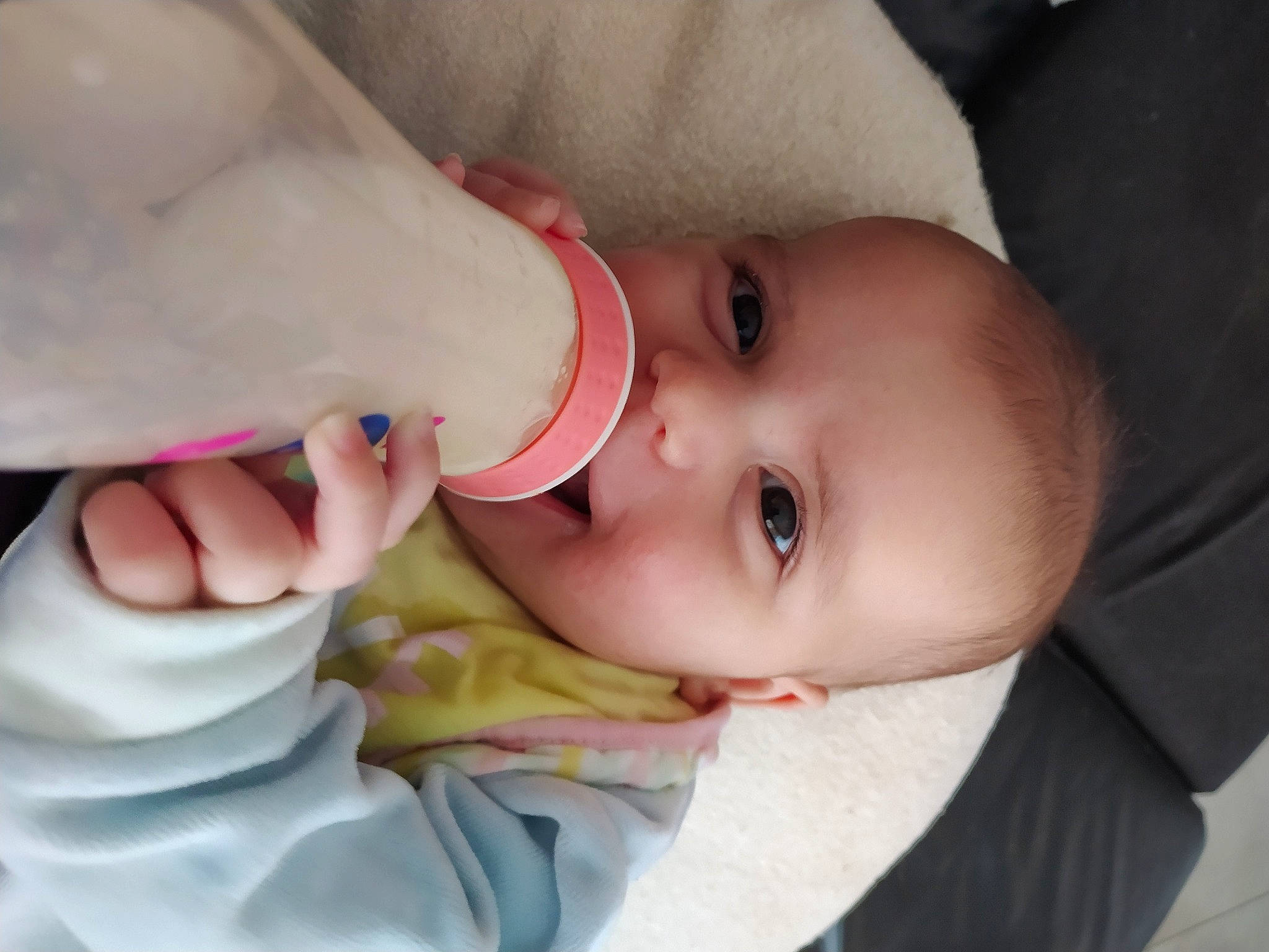 Maëlyne participe au concours pour gagner de l'argent avec cette photo : baby, baby_bottle, baby_bottle_feeding, baby_products, baby_toddler_clothing, bottle, cheek, child, dairy, drinking, infant_formula, lip, milk, organ, person, plant_milk, plastic_bottle, product, raw_milk, skin