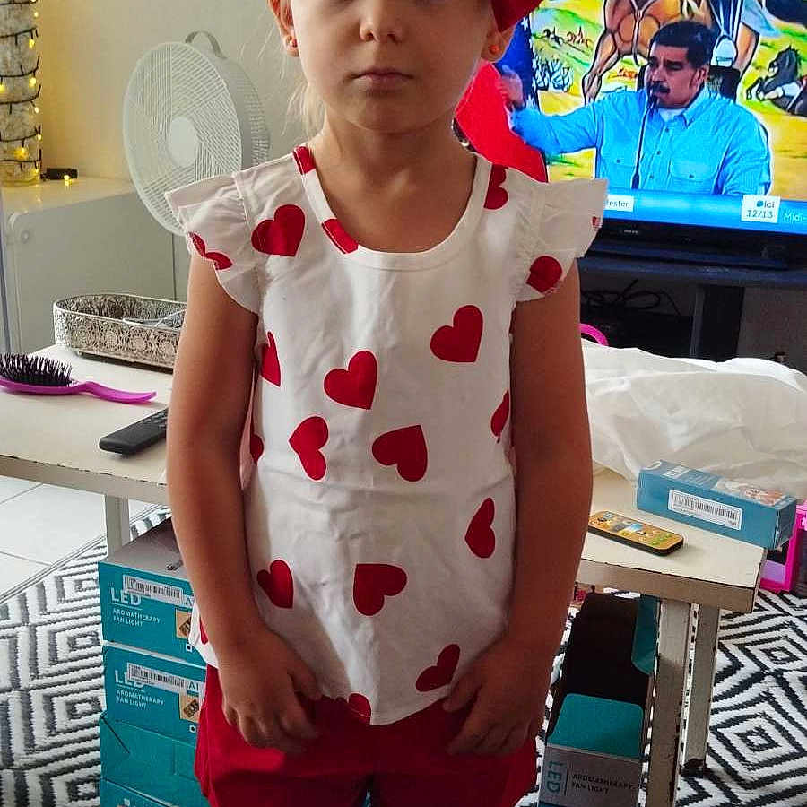 Mia a rejoint le concours — aidez-le/la à gagner de superbes lots ! architecture, building, clothing, computerhardware, electronics, face, furniture, hardware, head, indoors, livingroom, monitor, person, photography, portrait, room, screen, shorts, t_shirt, tv