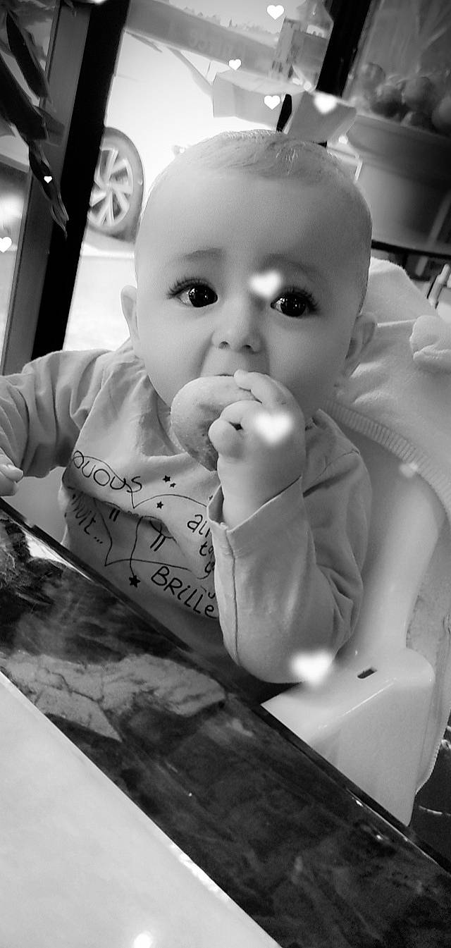 Mia a rejoint le concours — aidez-le/la à gagner de superbes lots ! baby, black_and_white, cheek, child, drinkware, eyebrow, finger, fun, gesture, happy, iris, lip, monochrome, monochrome_photography, mouth, nose, person, skin, style, toddler