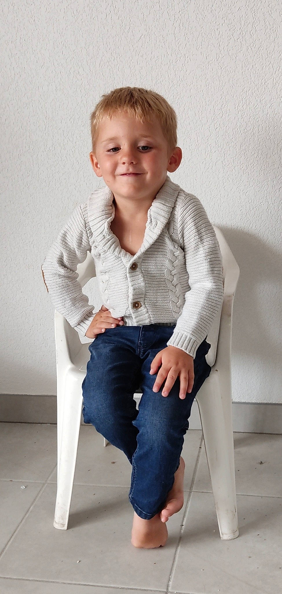 Mayron a rejoint le concours — aidez-le/la à gagner de superbes lots ! arm, baby_toddler_clothing, blazer, collar, denim, dress_shirt, electric_blue, face, hair, happy, jeans, joint, joy, knee, leg, pattern, person, sleeve, smile, t_shirt