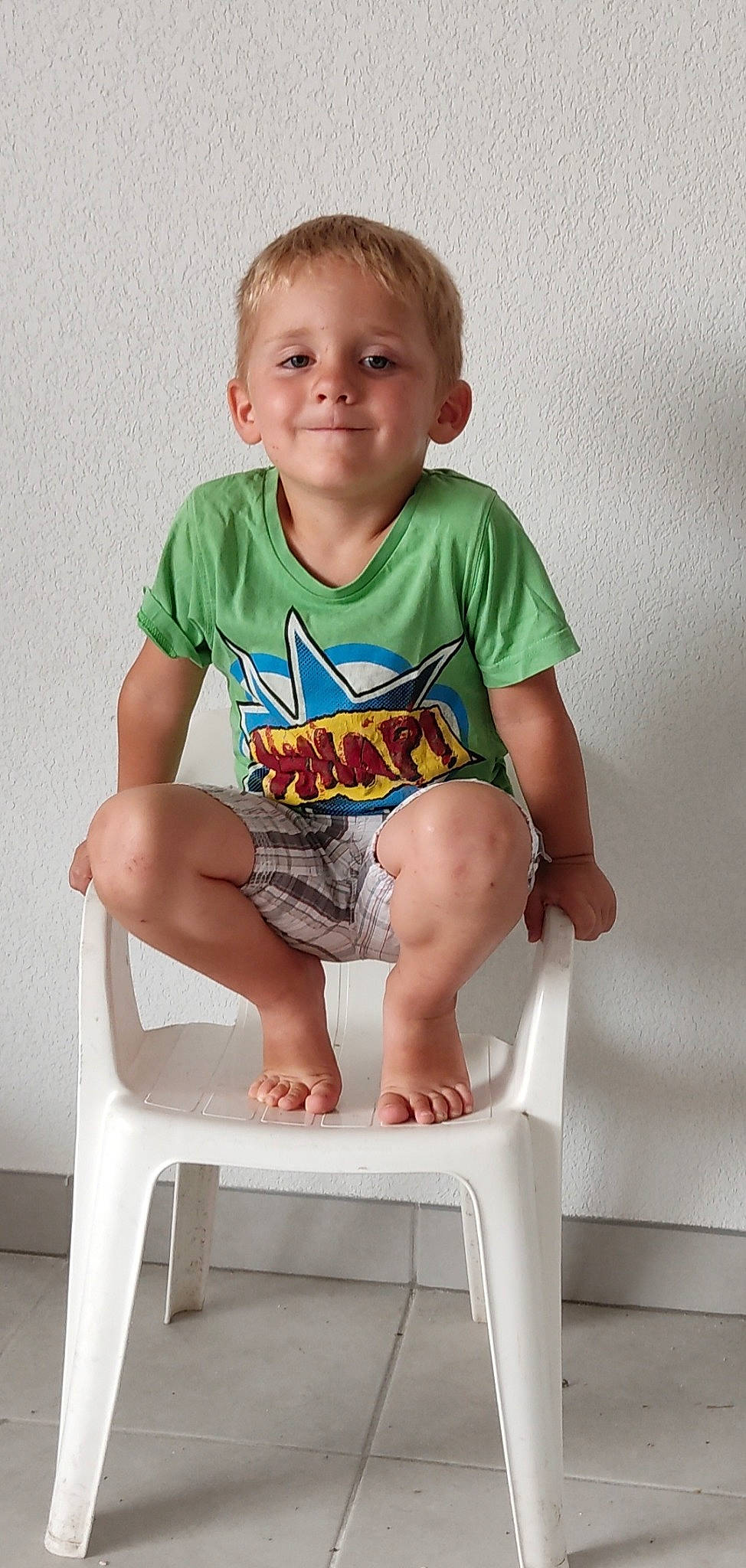 Mayron participe au concours pour gagner de l'argent avec cette photo : arm, baby_toddler_clothing, barefoot, child, comfort, fun, hair, happy, human_body, human_leg, joy, knee, person, product, shorts, sitting, sleeve, smile, t_shirt, thigh