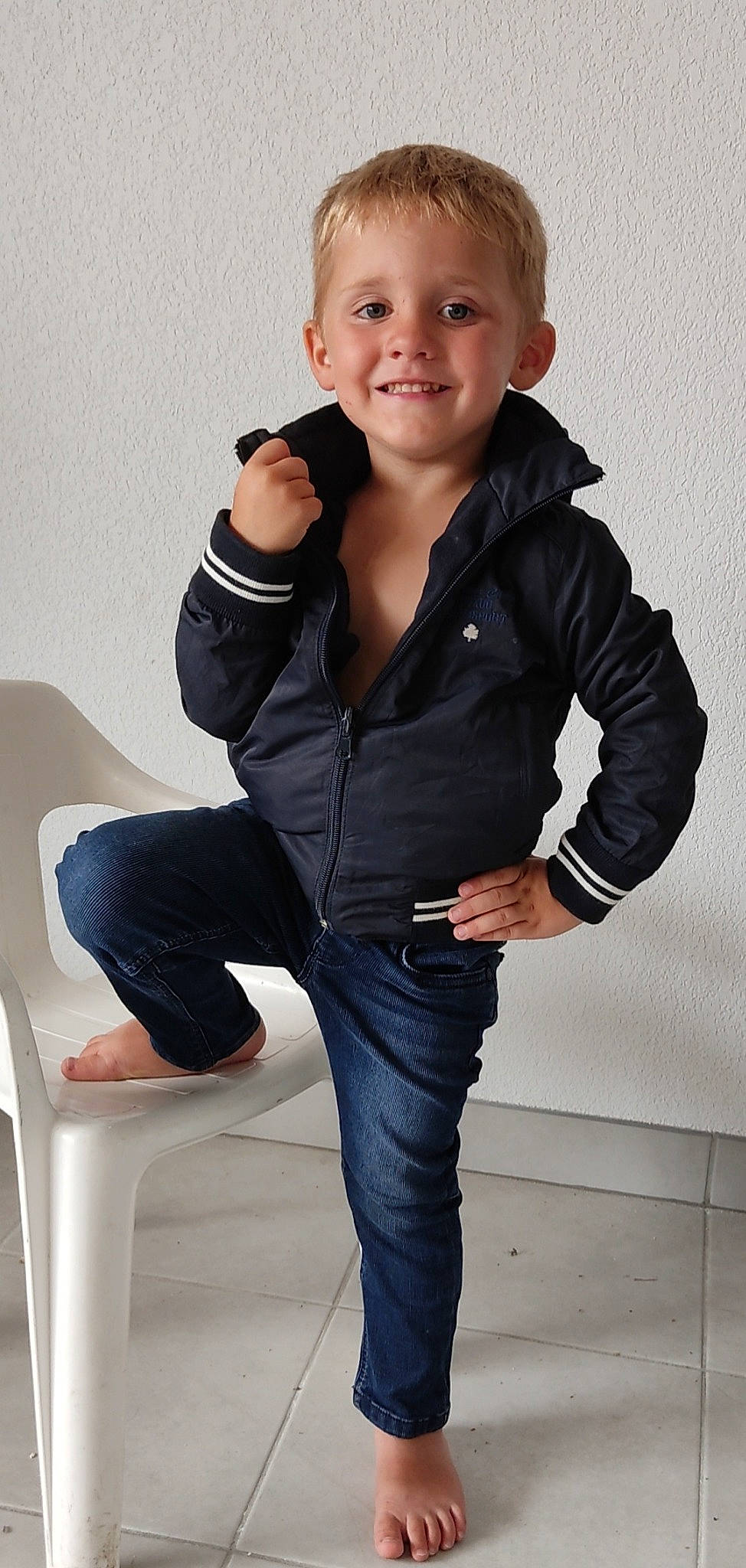 Mayron participe au concours pour gagner de l'argent avec cette photo : arm, black, collar, dress_shirt, finger, flash_photography, gesture, hairstyle, joint, joy, leg, lip, neck, person, shoulder, sleeve, smile, standing, style, thigh