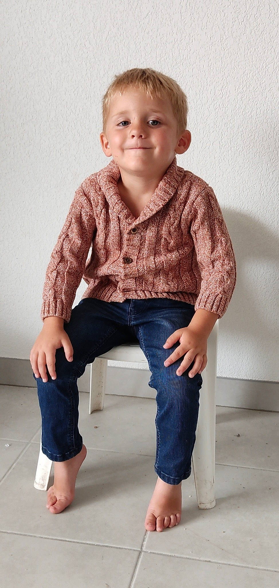 Mayron participe au concours pour gagner de l'argent avec cette photo : baby_toddler_clothing, cheek, clothing, collar, denim, dress_shirt, electric_blue, human, joint, joy, leg, pattern, person, photograph, skin, sleeve, smile, standing, t_shirt, thigh