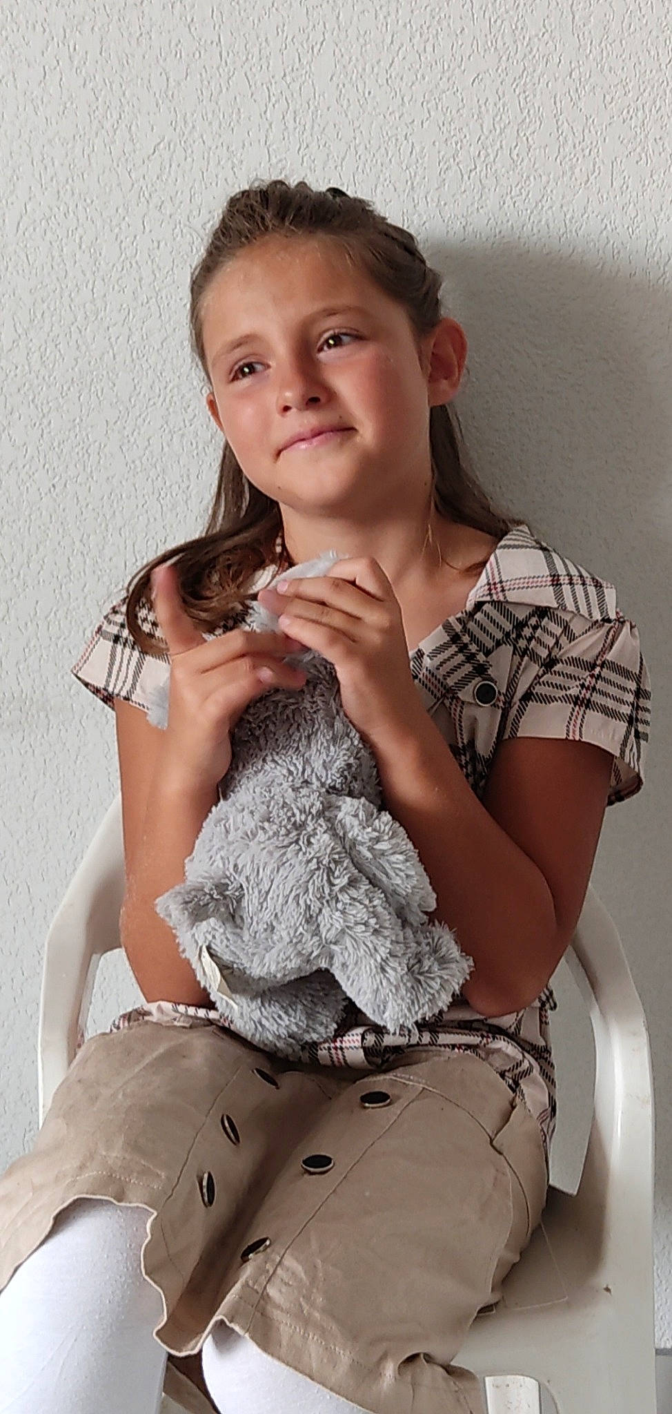 Zoé a rejoint le concours — aidez-le/la à gagner de superbes lots ! arm, black_hair, chair, comfort, elbow, fashion, fashion_design, fawn, gesture, hair, hairstyle, joint, joy, long_hair, neck, organ, person, shoulder, sleeve, thigh