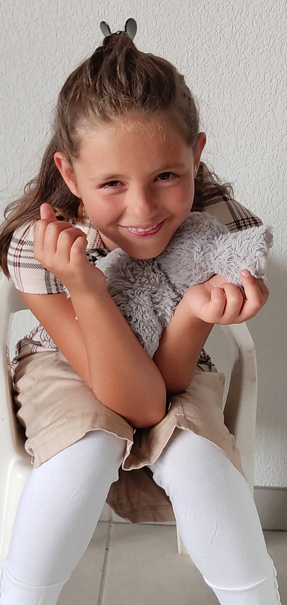 Zoé a rejoint le concours — aidez-le/la à gagner de superbes lots ! arm, comfort, eye, eyebrow, eyelash, face, hair, hairstyle, hand, head, human, human_body, joint, joy, leg, lip, muscle, neck, person, shoulder