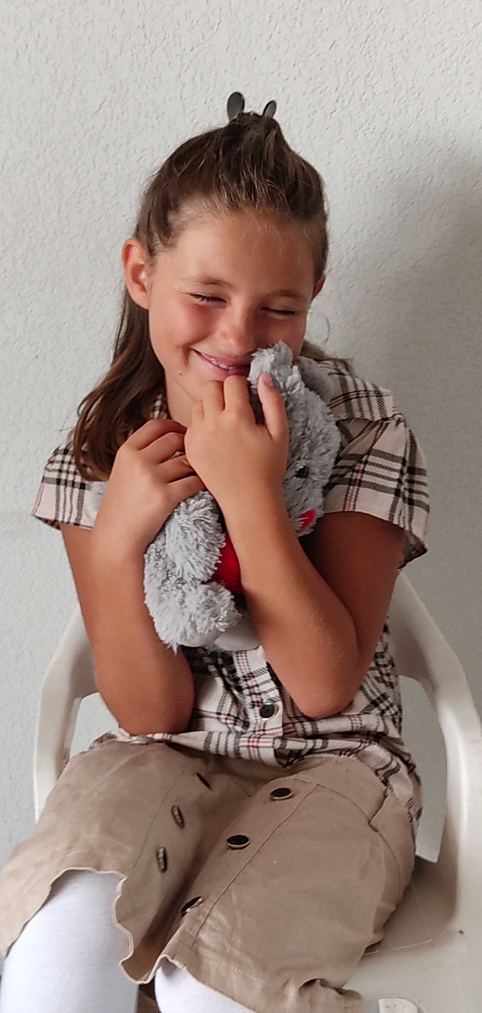 Zoé participe au concours pour gagner de l'argent avec cette photo : comfort, dress, elbow, eyelash, facial_expression, finger, flash_photography, gesture, hairstyle, hand, happy, joint, joy, leg, lip, neck, person, shoulder, skin, sleeve