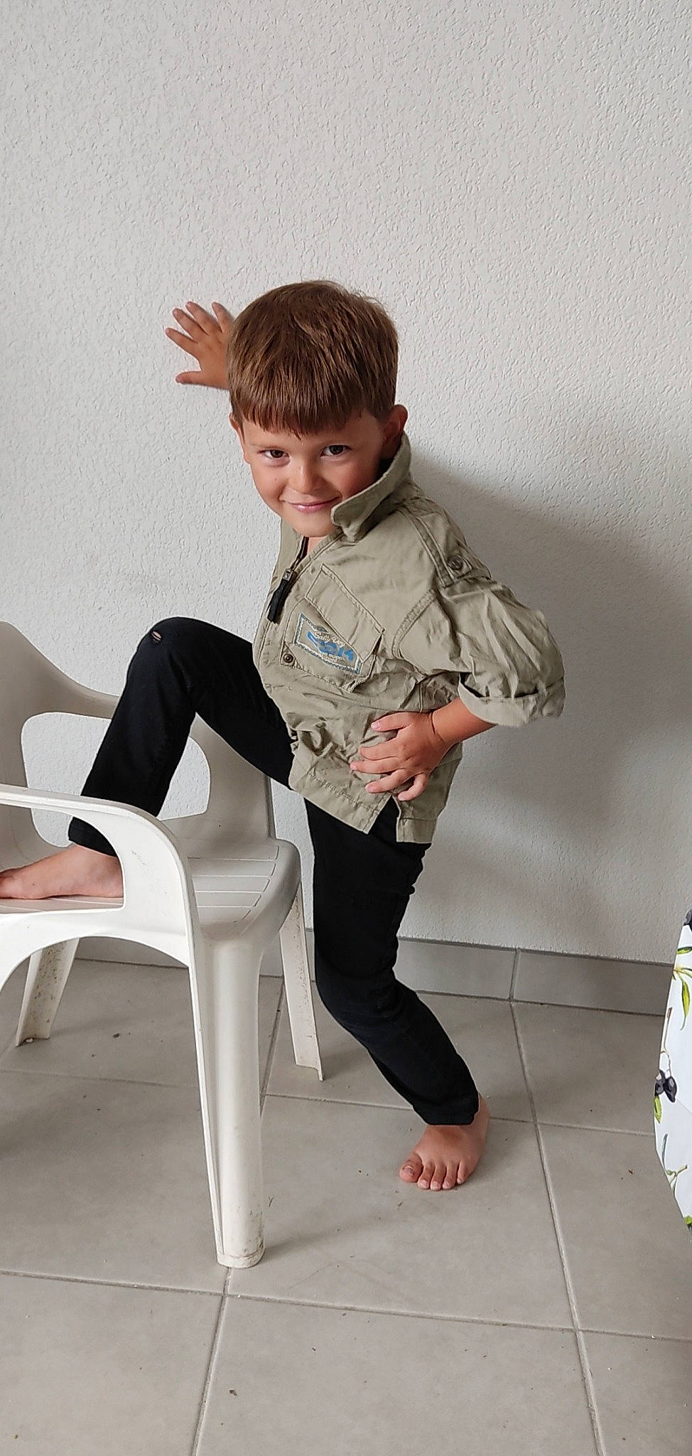 Léo a rejoint le concours — aidez-le/la à gagner de superbes lots ! arm, comfort, floor, flooring, hair, hairstyle, human, human_body, joint, joy, knee, leg, neck, person, shoulder, skin, sleeve, sportswear, standing, t_shirt