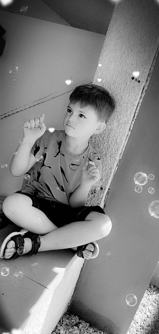 Léo participe au concours pour gagner de l'argent avec cette photo : beauty, black, black_and_white, black_hair, elbow, flash_photography, fun, human_leg, joint, knee, leg, monochrome, monochrome_photography, person, sandal, shorts, shoulder, standing, style, thigh