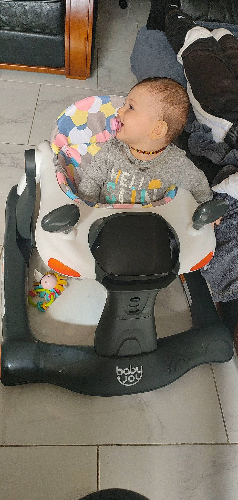 Inaya participe au concours pour gagner de l'argent avec cette photo : arm, auto_part, automotive_design, baby, baby_products, baby_toddler_clothing, car_seat, carmine, child, comfort, fun, head, lap, motor_vehicle, person, personal_protective_equipment, product, sitting, stuffed_toy, toddler