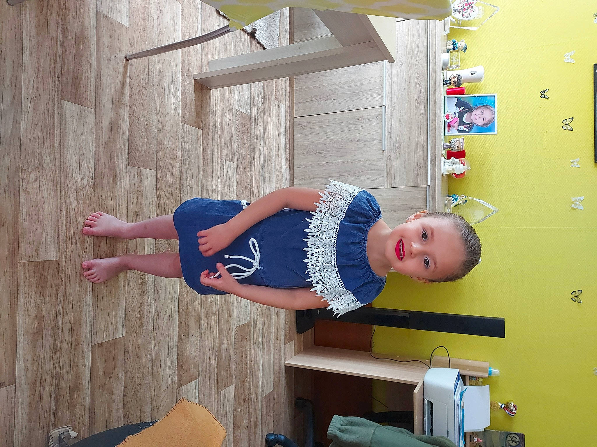 Ellie participe au concours pour gagner de l'argent avec cette photo : child, joy, person, toddler