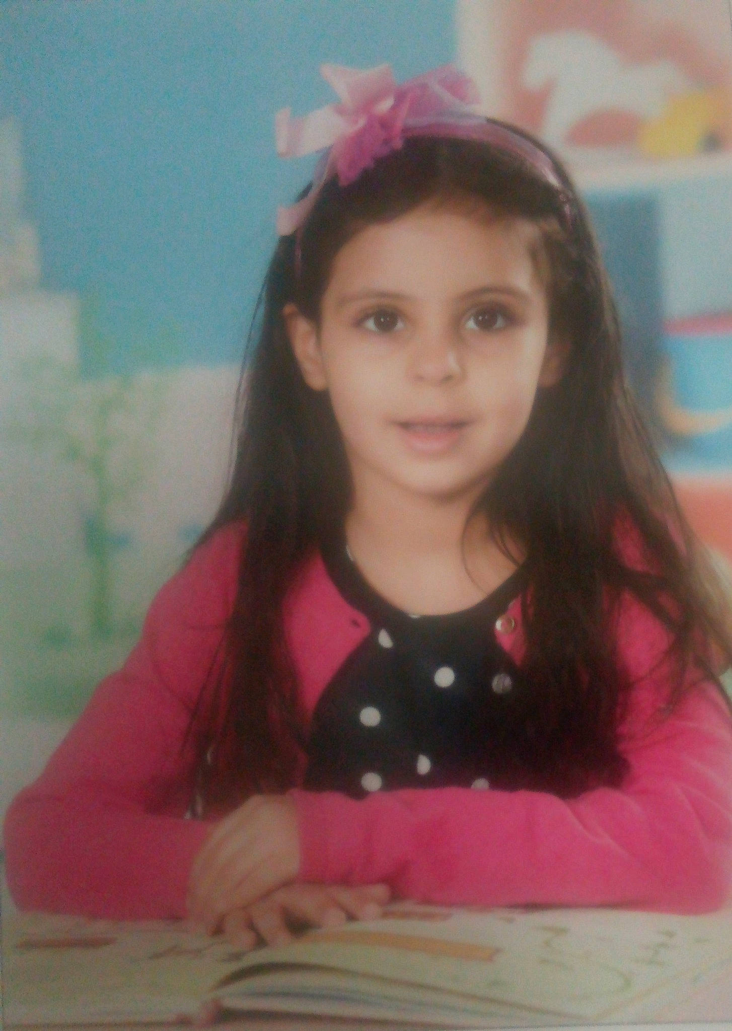 Inés participe au concours pour gagner de l'argent avec cette photo : bangs, brown_hair, cheek, child, chin, eye, eyebrow, facial_expression, fun, happy, headpiece, iris, lip, long_hair, magenta, pattern, person, pink, skin, smile