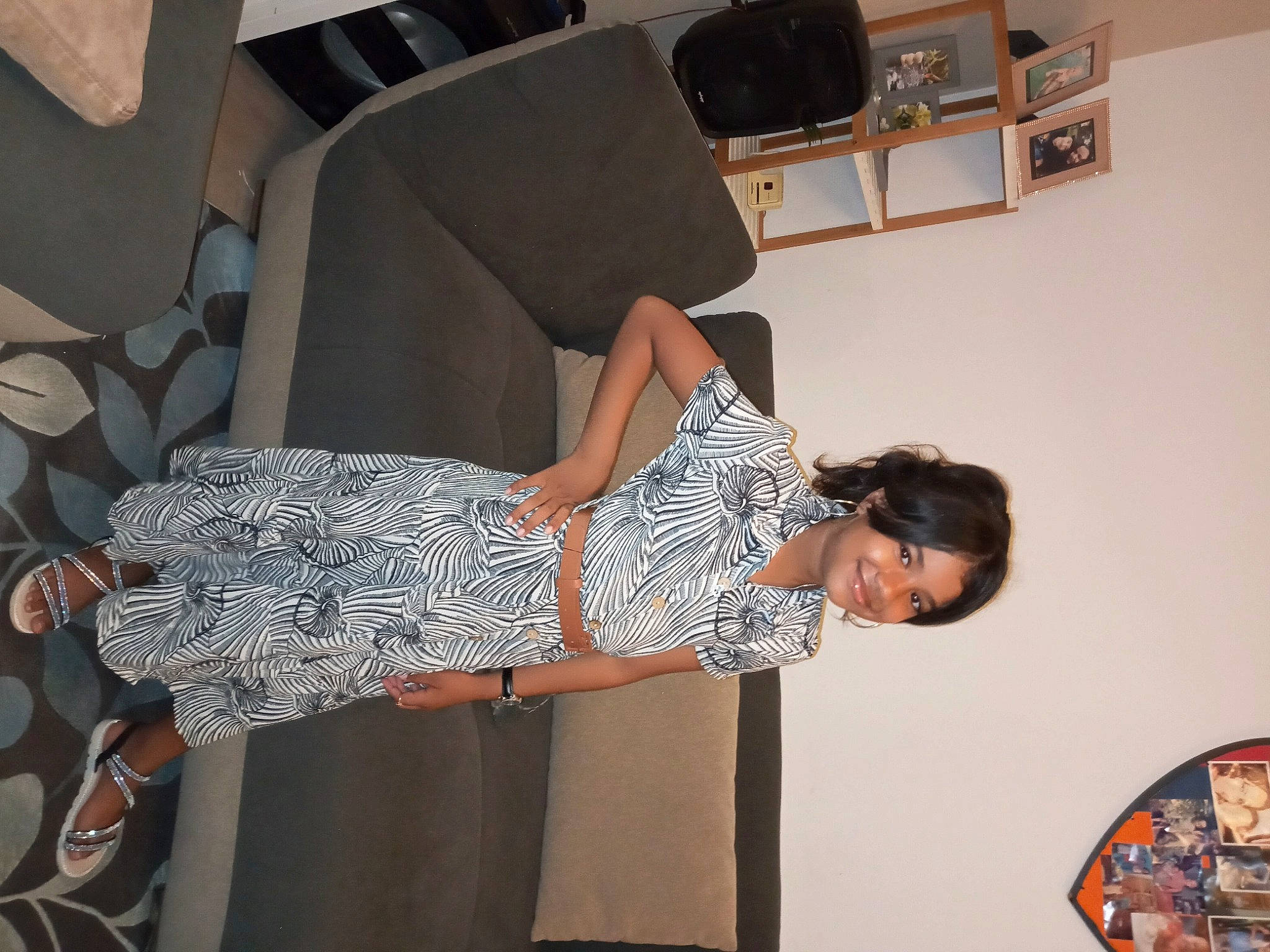 Célia a rejoint le concours — aidez-le/la à gagner de superbes lots ! comfort, dress, fashion_design, flooring, fun, human_leg, interior_design, joy, pattern, person, room, sandal, textile, thigh, visual_arts