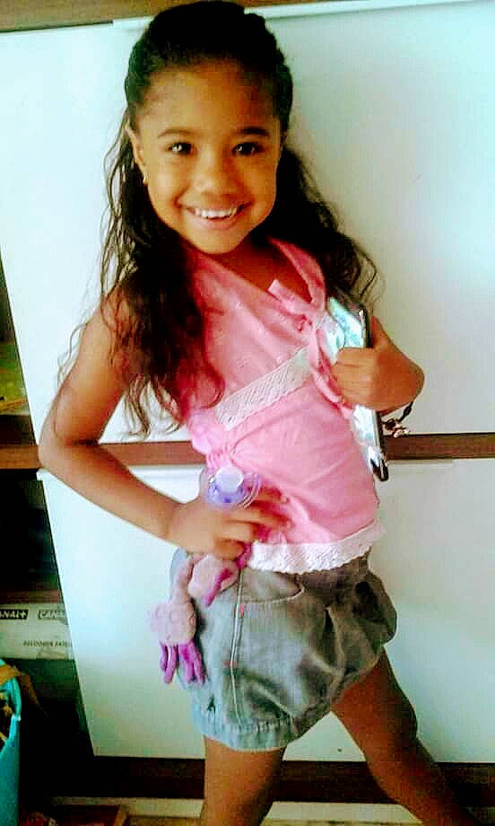 Célia participe au concours pour gagner de l'argent avec cette photo : abdomen, child, child_model, joy, person, pink, smile, toddler