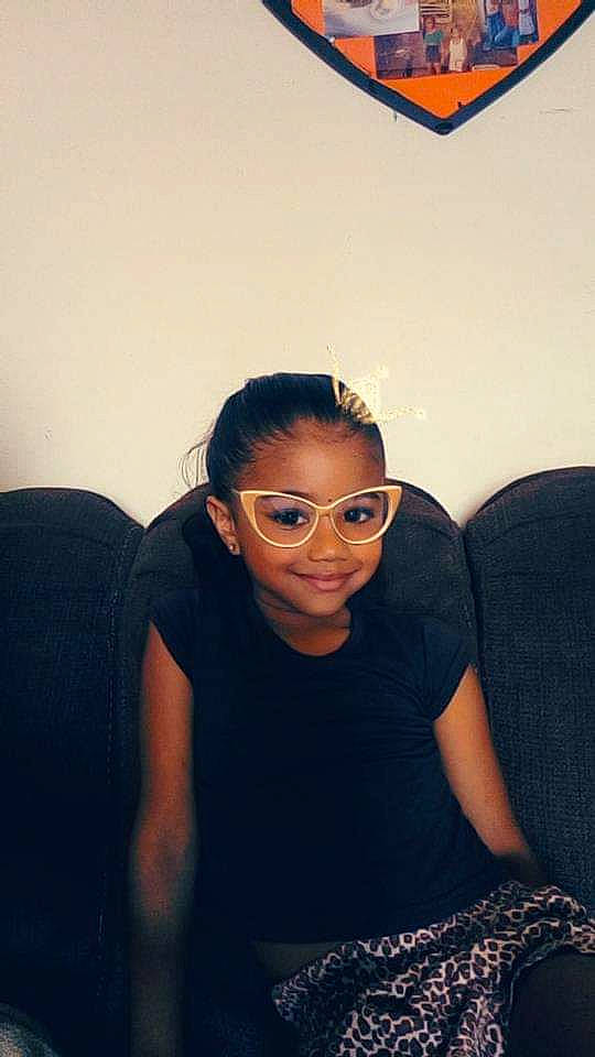 Célia participe au concours pour gagner de l'argent avec cette photo : black, black_hair, cool, eye, eyewear, face, forehead, friendship, fun, glasses, hair, hairstyle, head, joy, lady, mouth, nose, person, photography, shoulder