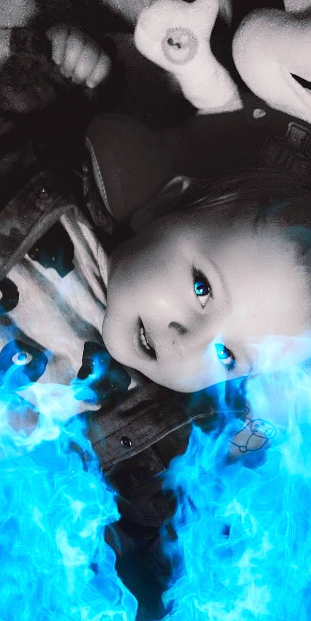 Logan participe au concours pour gagner de l'argent avec cette photo : beauty, black_hair, blue, cg_artwork, child, cool, eye, eyebrow, eyelash, face, iris, lip, nose, organ, person, photography, space, water