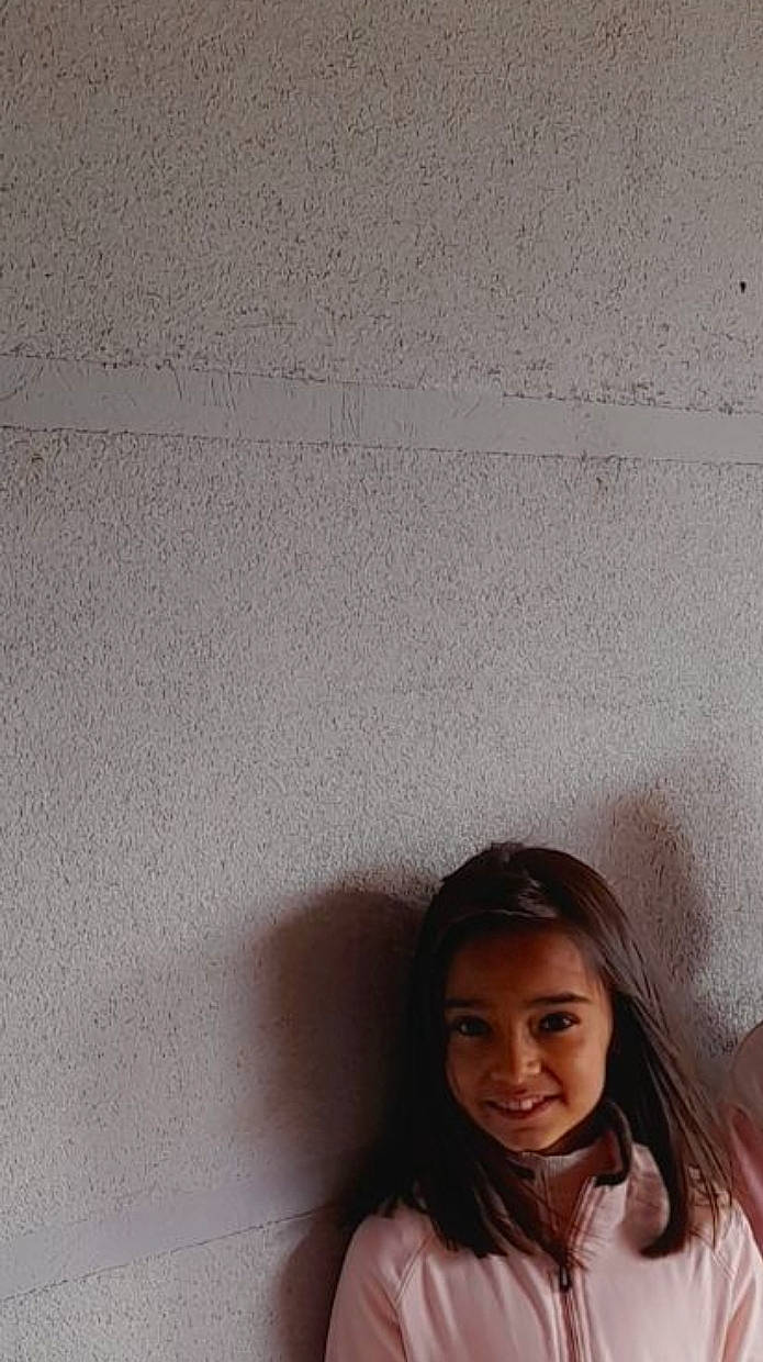 Sidney participe au concours pour gagner de l'argent avec cette photo : brown_hair, ceiling, chin, comfort, eye, flash_photography, flooring, fun, gesture, hair, happy, head, human_leg, joy, lip, long_hair, person, skin, smile, textile