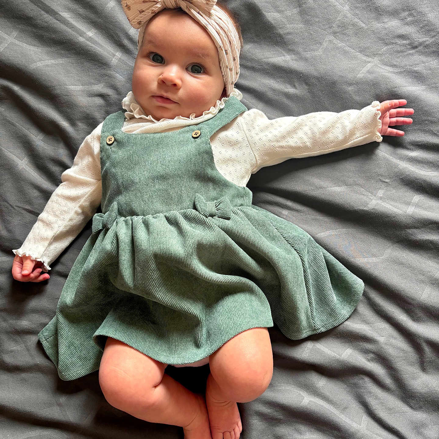 Kataleyaa a rejoint le concours — aidez-le/la à gagner de superbes lots ! adorable, baby, bedspread, bow, child, crossed_legs, cute, dress, gray_background, green_dress, headband, indoor, infant, lying_down, person, portrait, soft_texture, toes, white_top, wide_eyes