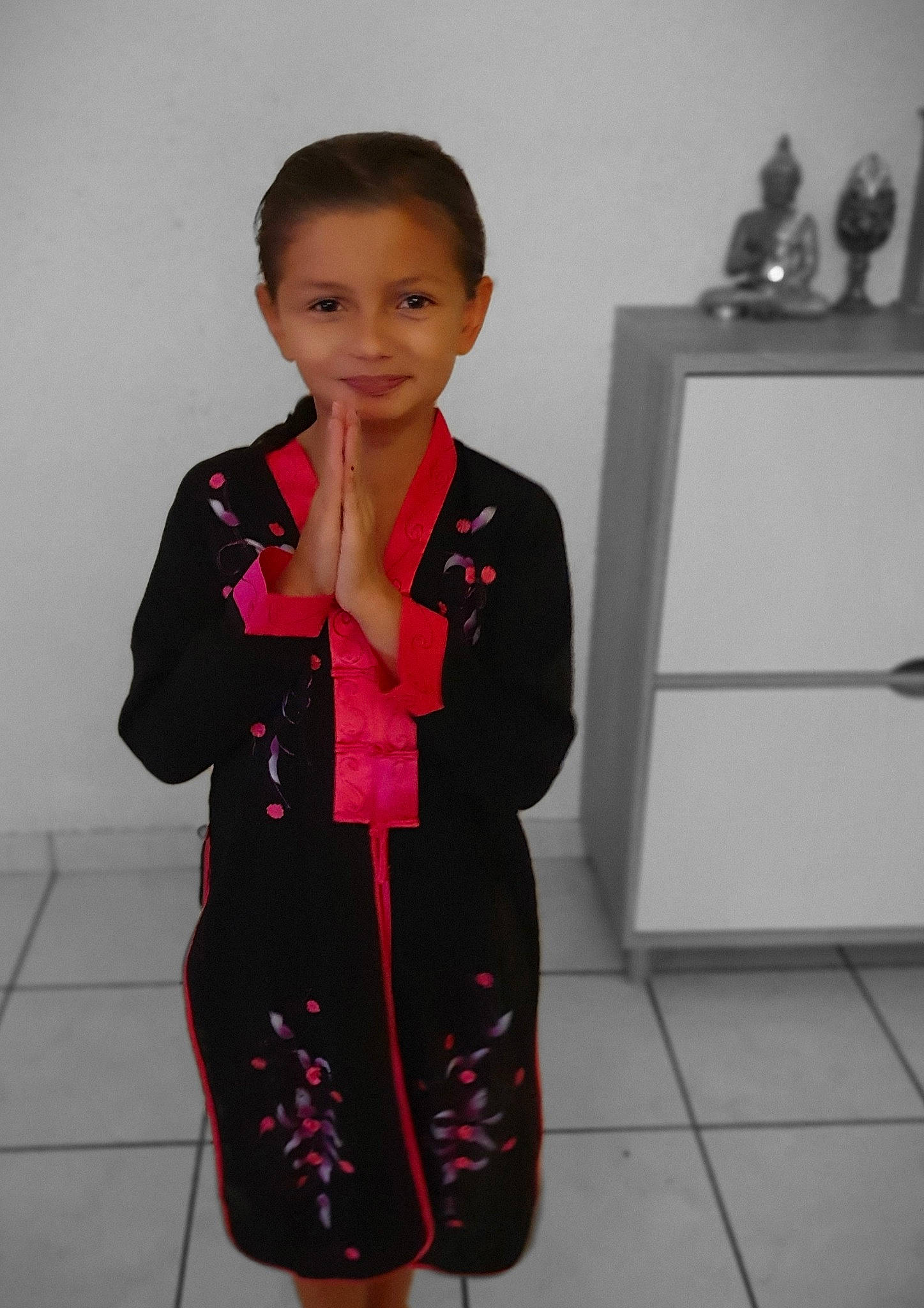 Anaël participe au concours pour gagner de l'argent avec cette photo : baby_toddler_clothing, blazer, child, collar, dress, face, fashion_design, formal_wear, head, joint, joy, neck, outerwear, pattern, person, school_uniform, shoulder, sleeve, standing, street_fashion