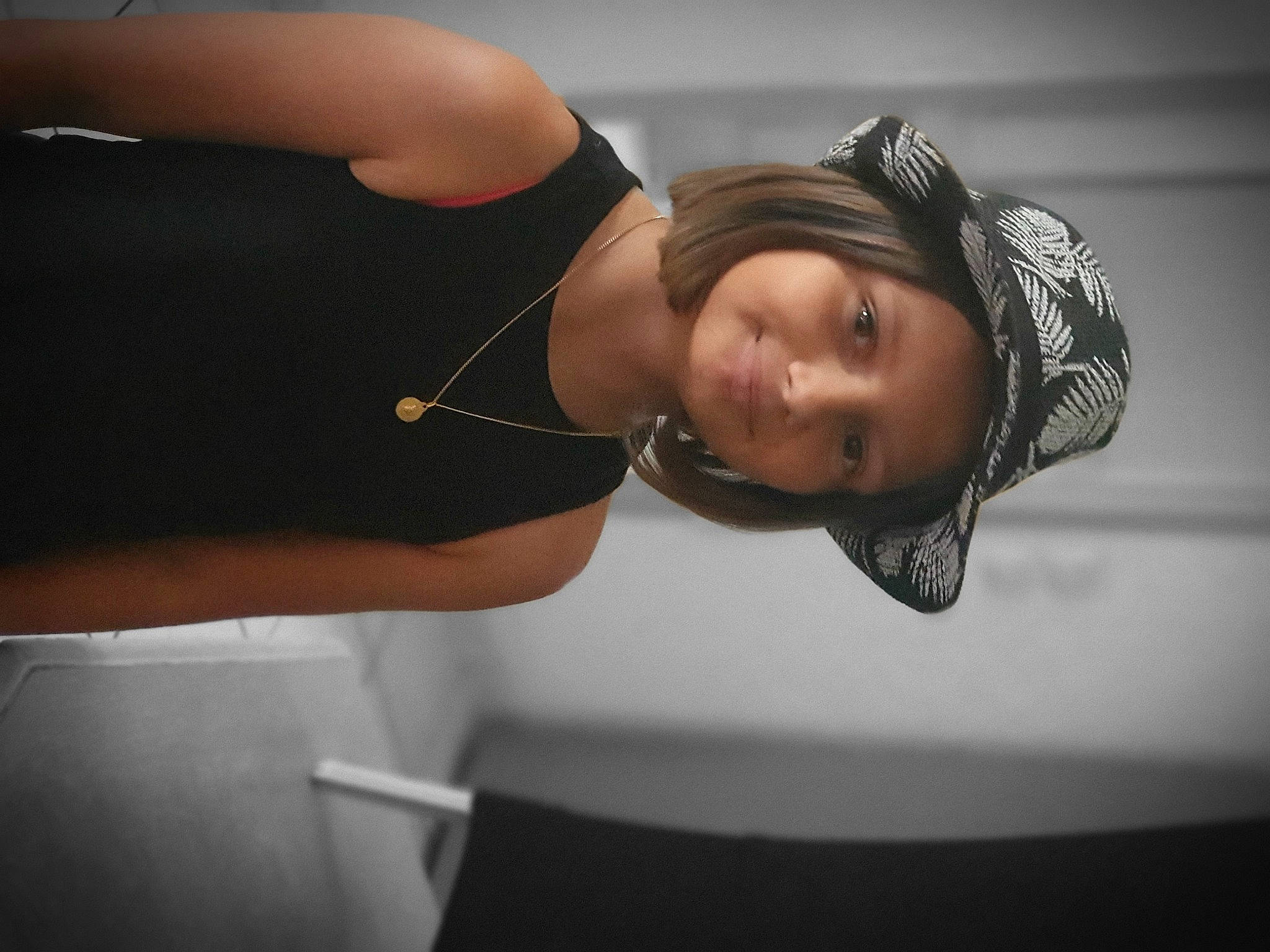 Anaël participe au concours pour gagner de l'argent avec cette photo : audio_equipment, automotive_design, black_hair, chest, elbow, eyewear, flash_photography, headwear, joint, joy, knee, neck, person, shoulder, sleeve, sportswear, street_fashion, sunglasses, t_shirt, tattoo