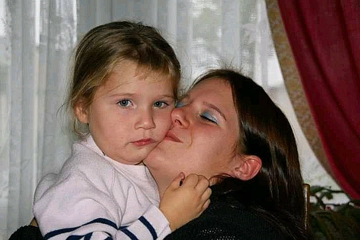 Lili participe au concours pour gagner de l'argent avec cette photo : baby_toddler_clothing, cheek, child, curtain, ear, eye, eyebrow, face, forehead, hair, hairstyle, head, human, interior_design, iris, lip, mammal, nose, person, skin