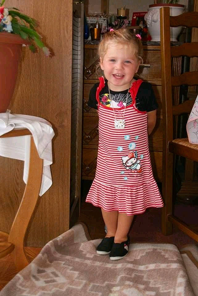 Lili participe au concours pour gagner de l'argent avec cette photo : artificial_flower, baby_toddler_clothing, child, cut_flowers, day_dress, design, dress, embellishment, floral_design, flower_arranging, flowerpot, interior_design, joy, one_piece_garment, pattern, person, pink, shelf, shelving, standing