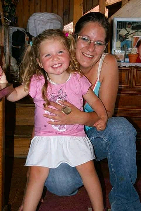 Lili a rejoint le concours — aidez-le/la à gagner de superbes lots ! baby_toddler_clothing, child, denim, eye, face, facial_expression, hair, happy, head, human_body, iris, joy, leg, mouth, organ, person, pink, sitting, smile, thigh