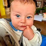 Scott a rejoint le concours — aidez-le/la à gagner de superbes lots ! baby, blue_eyes, close_up, blanket, finger_in_mouth, cute, infant, indoors, cozy, child, portrait, soft_lighting, curious, expression, wrapped, clothing, toddler, face, hand, warm