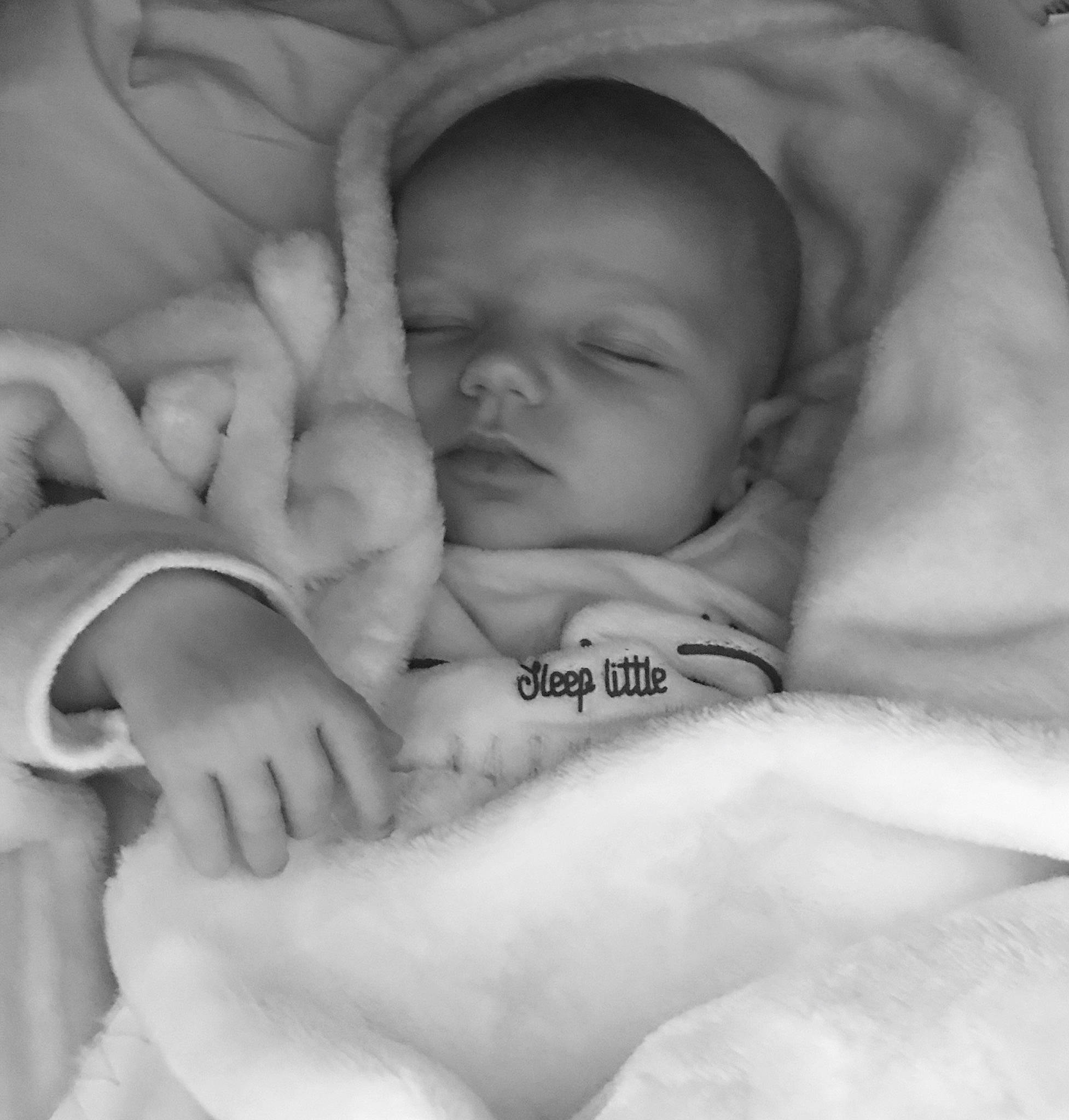 Augustine participe au concours pour gagner de l'argent avec cette photo : baby, baby_sleeping, bedtime, birth, black_and_white, cheek, child, eye, finger, hand, monochrome, monochrome_photography, nose, person, photograph, photography, skin, sleep, snapshot, toddler