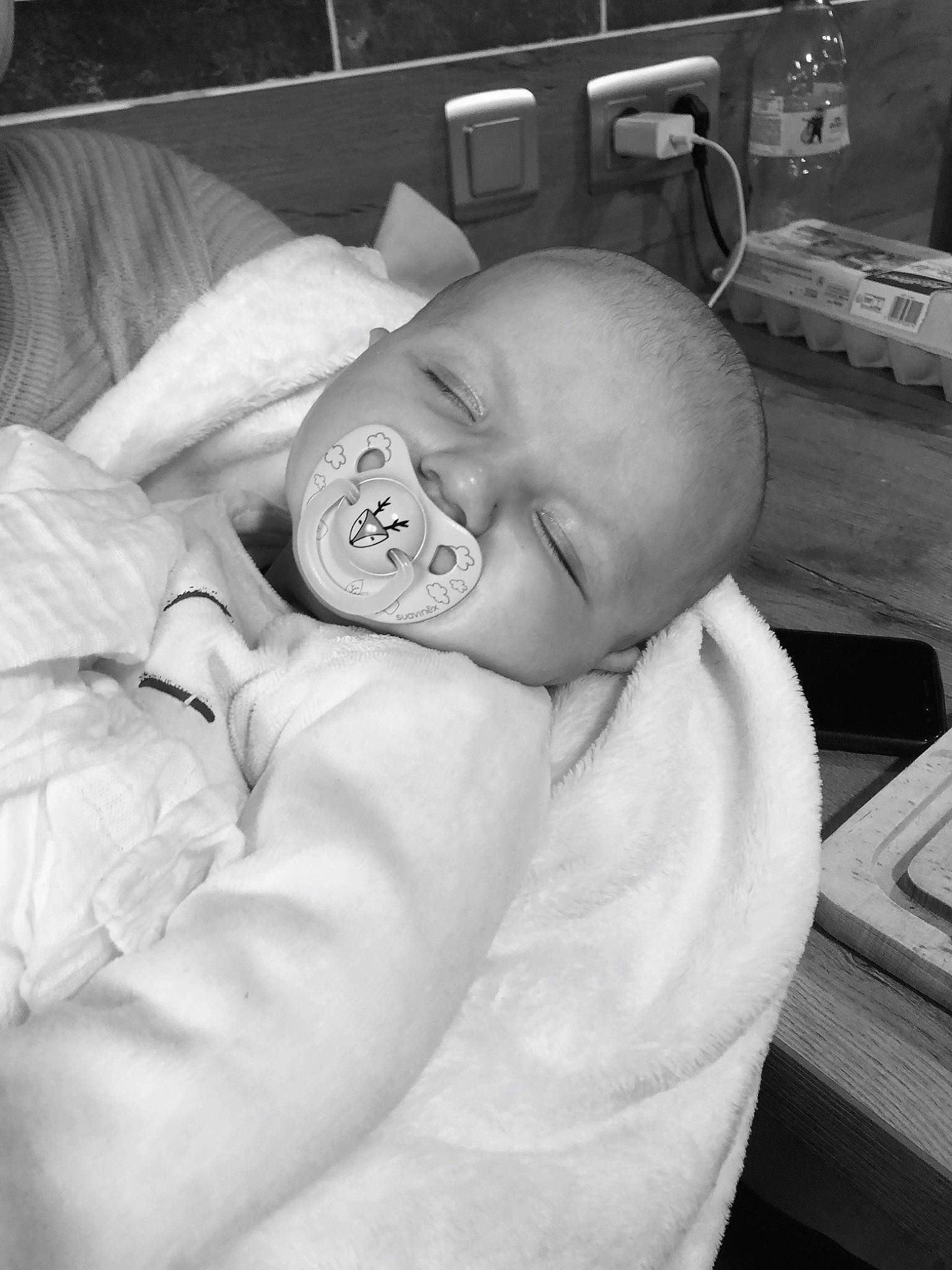 Augustine a rejoint le concours — aidez-le/la à gagner de superbes lots ! baby, birth, black_and_white, child, childbirth, monochrome, person, photograph, sleep, toddler