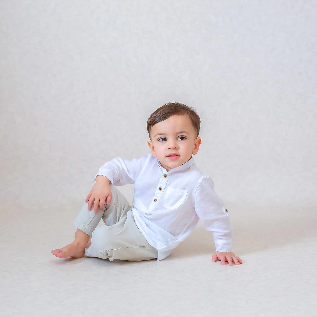 Ziyed a rejoint le concours — aidez-le/la à gagner de superbes lots ! baby, babycrawling, bodypart, clothing, crawling, face, finger, hand, head, pants, person, photography, portrait, shirt, shorts, sitting