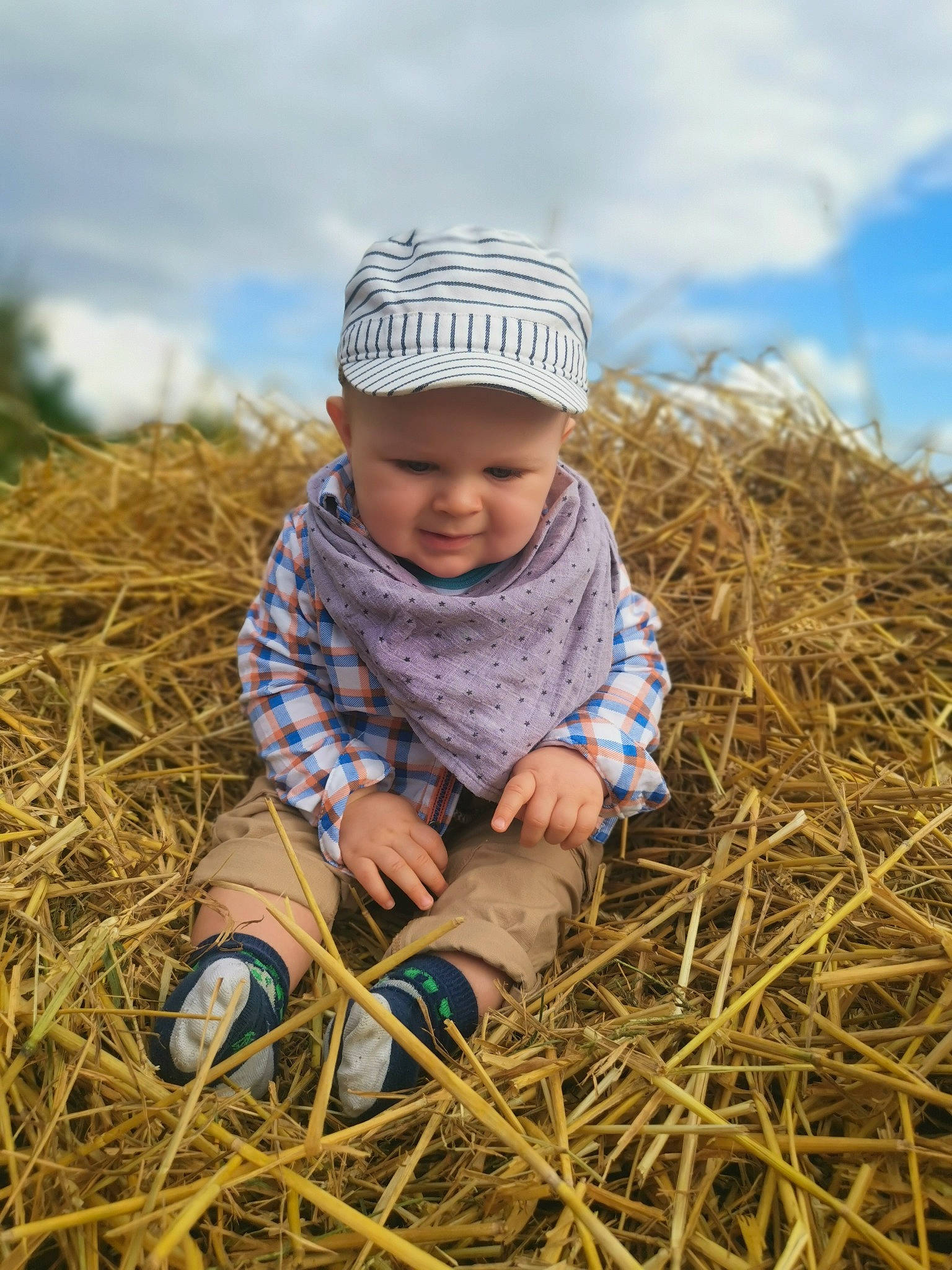 César participe au concours pour gagner de l'argent avec cette photo : agriculture, baby, baby_toddler_clothing, cap, cloud, farmworker, fun, grass, grassland, happy, headwear, landscape, outerwear, people_in_nature, person, plant, prairie, pumpkin, sky, smile