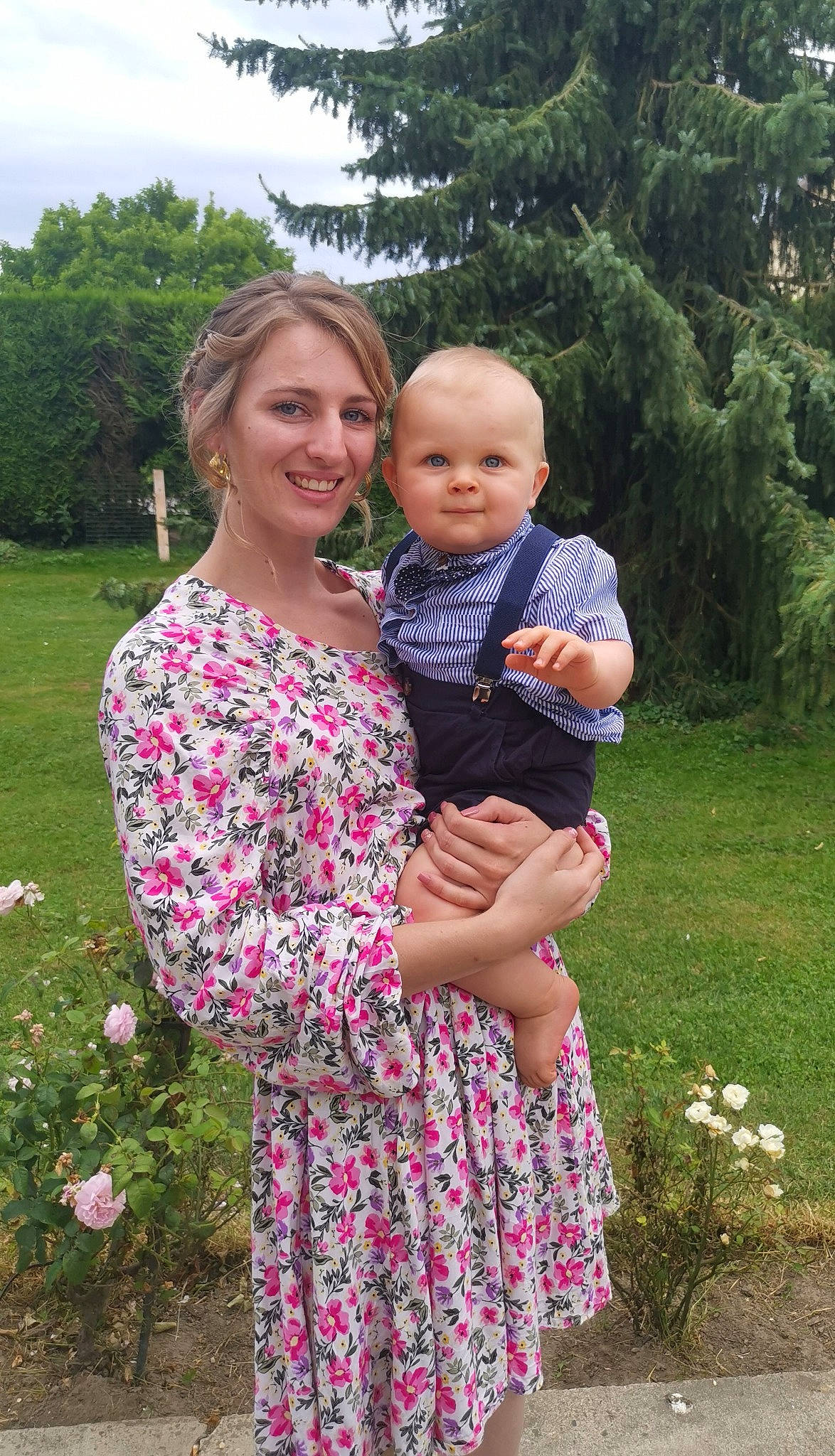 César participe au concours pour gagner de l'argent avec cette photo : botany, dress, face, flower, fun, gesture, grass, happy, head, interaction, joy, people_in_nature, person, petal, pink, plant, shoulder, skin, smile, summer