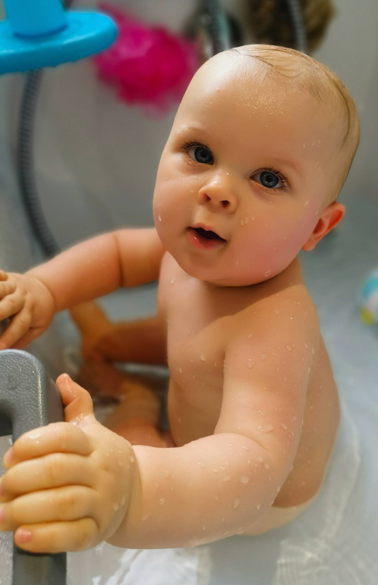 César participe au concours pour gagner de l'argent avec cette photo : arm, baby_bathing, cheek, chin, facial_expression, finger, gesture, hairstyle, head, human, human_body, joint, lip, mouth, muscle, nose, person, product, skin, smile