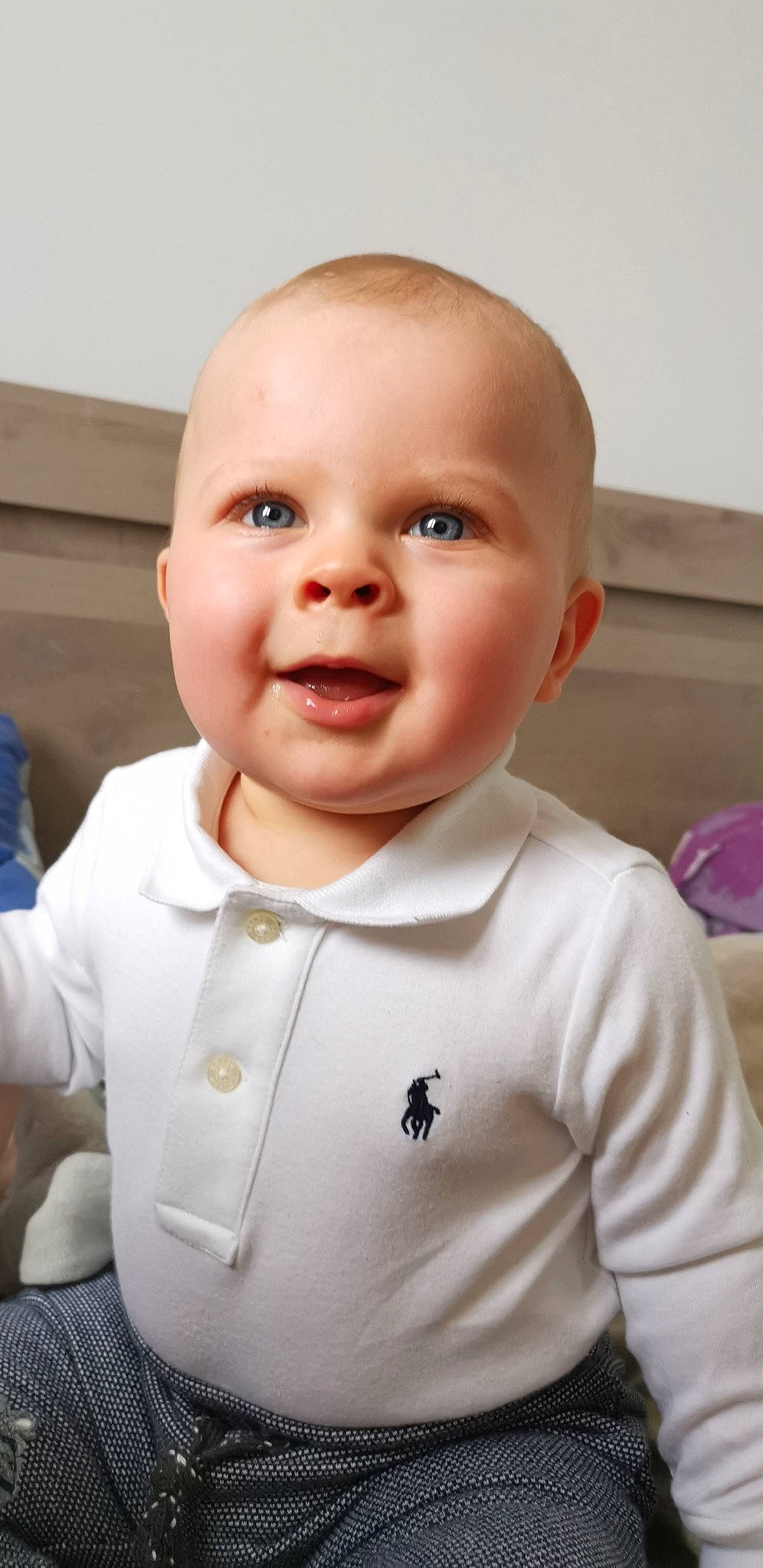 César participe au concours pour gagner de l'argent avec cette photo : baby, baby_toddler_clothing, cheek, child, collar, dress_shirt, eyebrow, eyelash, gesture, happy, iris, joy, lip, mouth, nose, person, sitting, skin, sleeve, smile