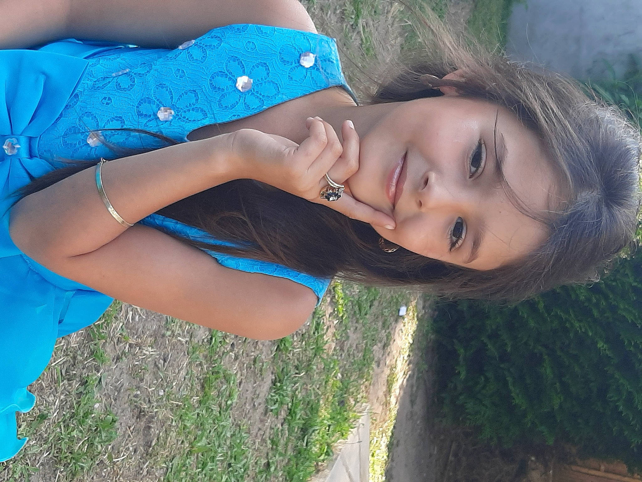 Zya a rejoint le concours — aidez-le/la à gagner de superbes lots ! azure, blue, facial_expression, fashion, flash_photography, grass, green, hairstyle, happy, joy, light, lip, neck, organ, people_in_nature, person, photograph, plant, shoulder, skin