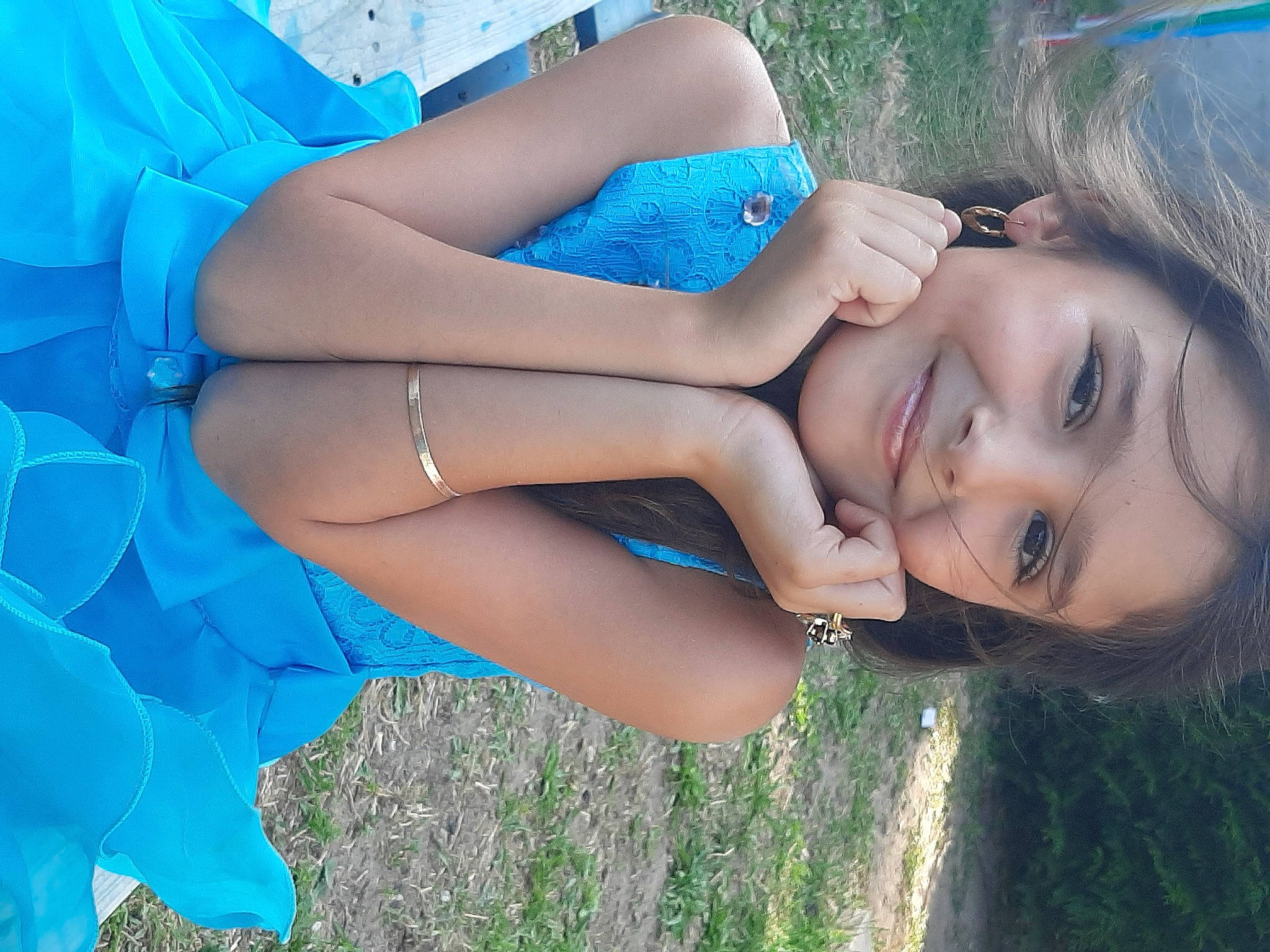 Zya a rejoint le concours — aidez-le/la à gagner de superbes lots ! arm, azure, blue, dress, eyelash, finger, flash_photography, gesture, grass, hand, happy, human_body, joy, lip, people_in_nature, person, plant, shoulder, skin, smile